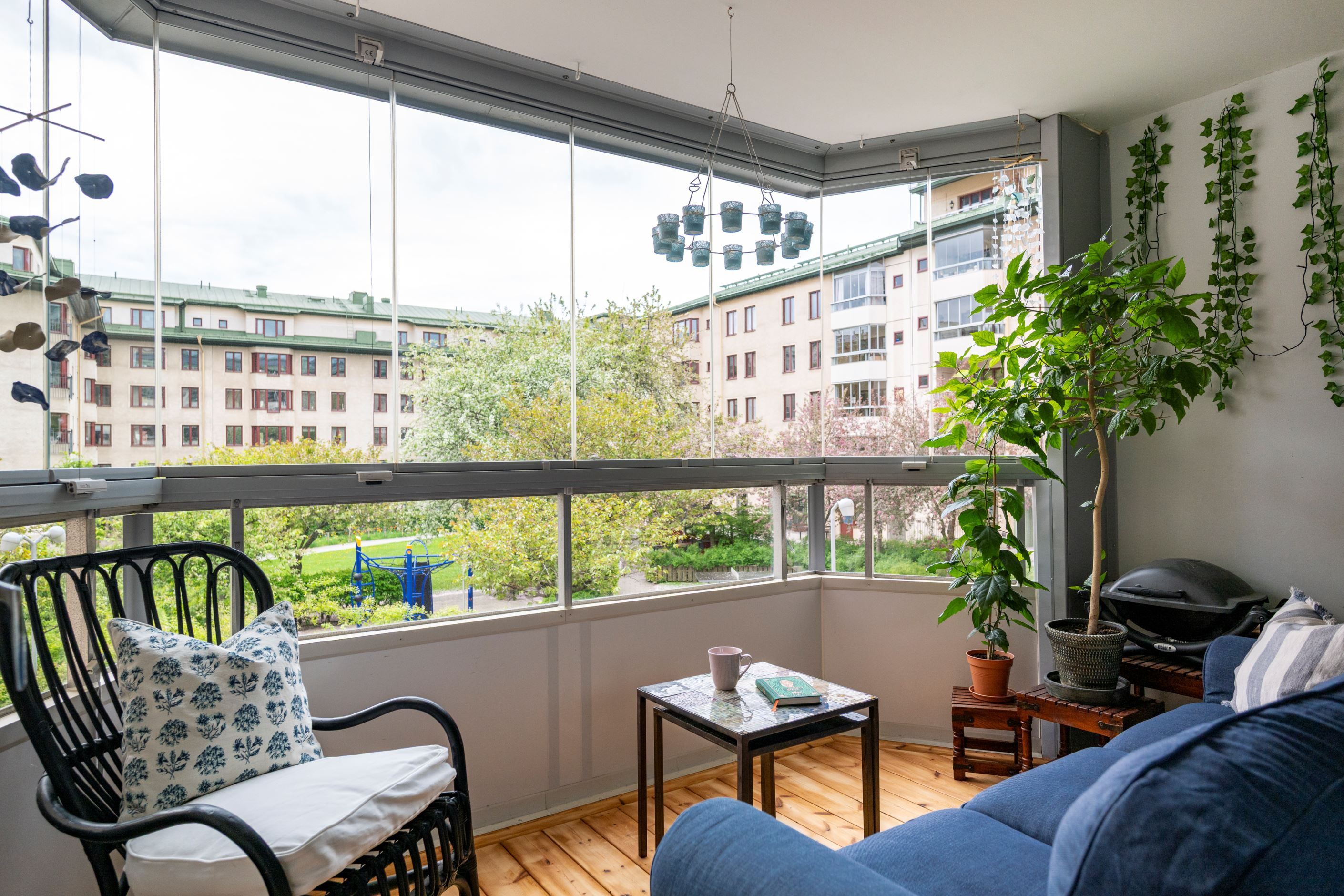Balkong mot grönskande gård