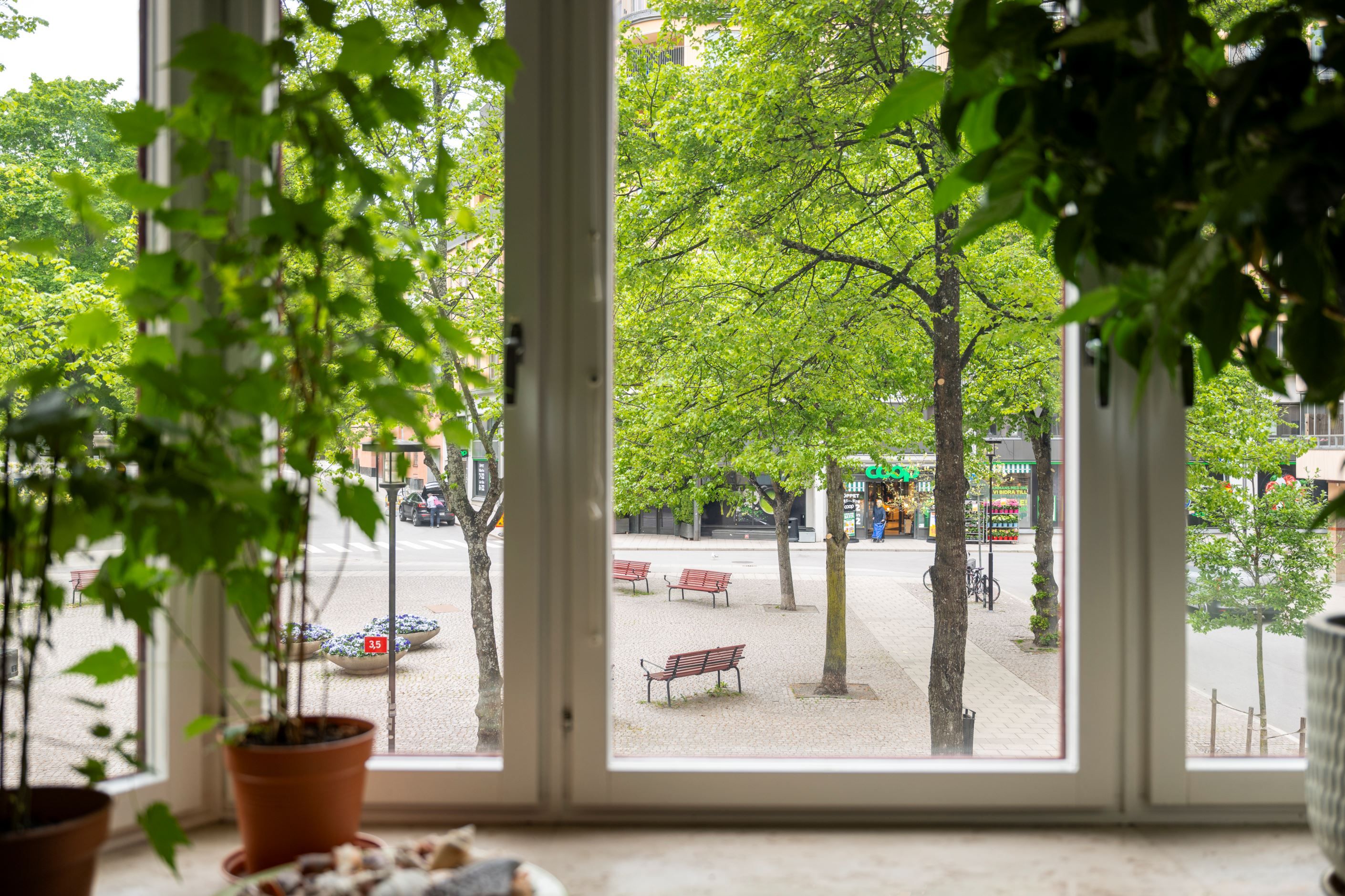 Utsikt över torget från burspråket i köket