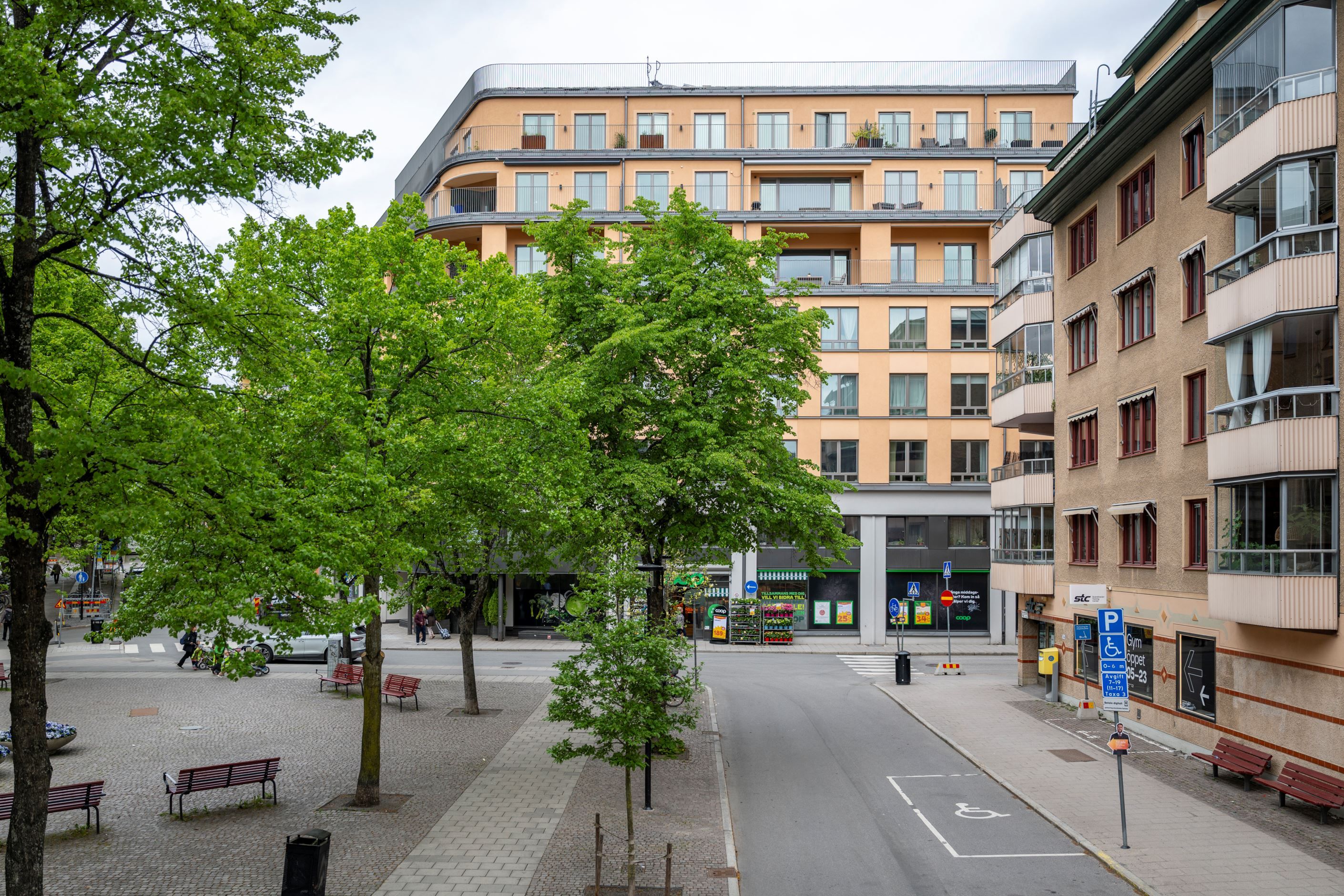 Fransk balkong i sovrum 1 med utsikt över torget