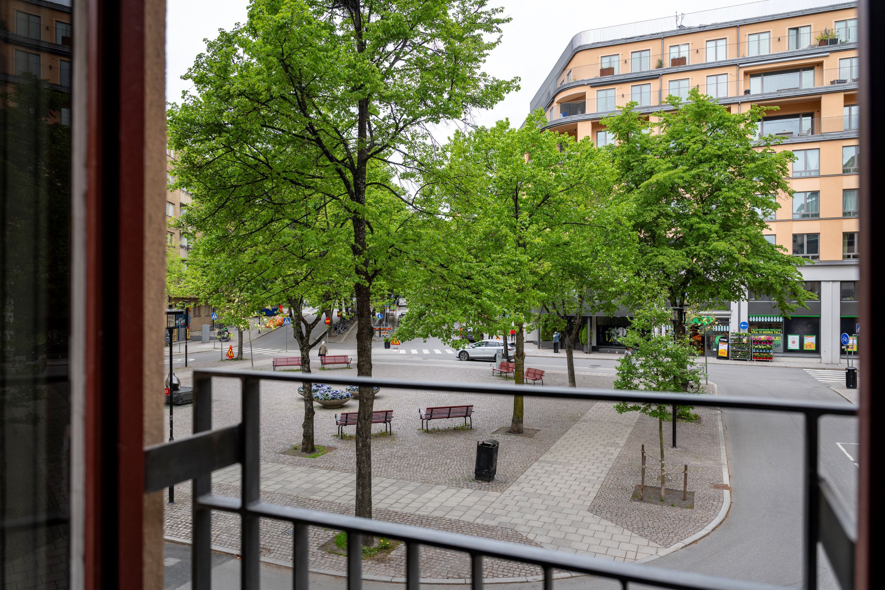 Fransk balkong i sovrum 1 med utsikt över torget