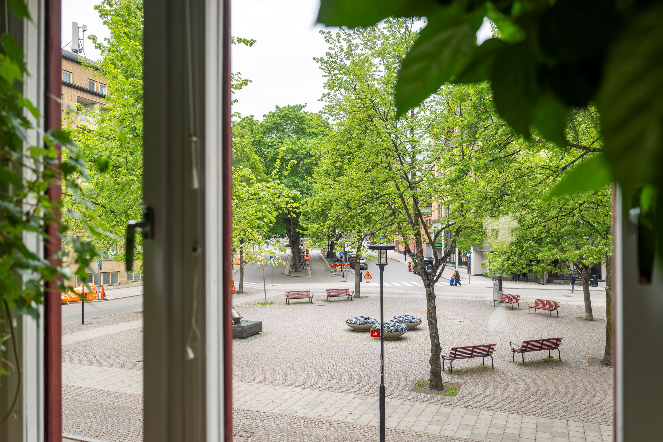 Utsikt över torget från burspråket i köket