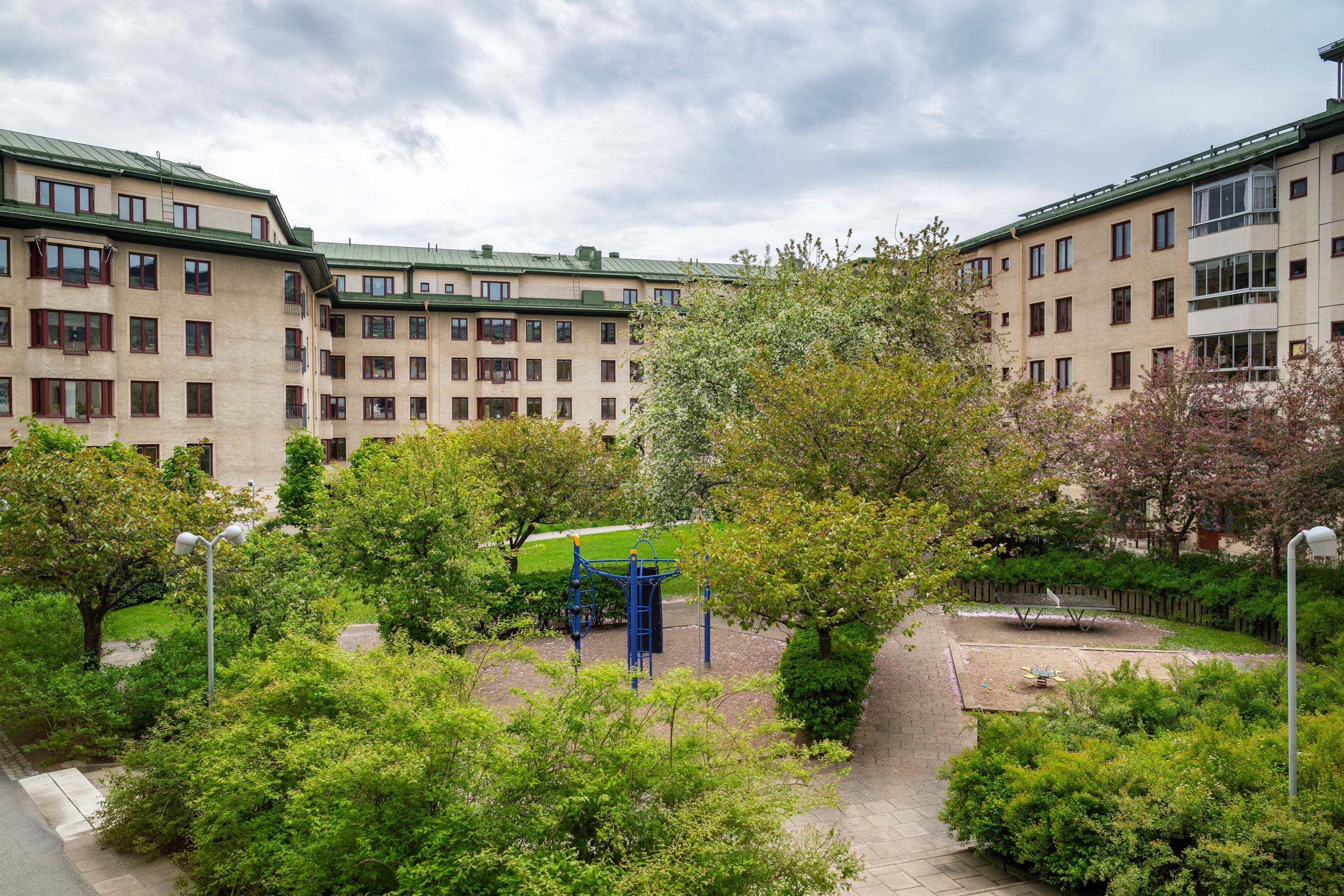 Balkongutsikt mot grönskande gård