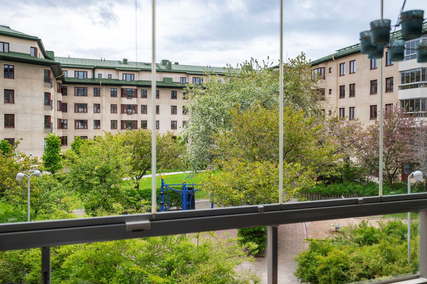 Balkong mot grönskande gård