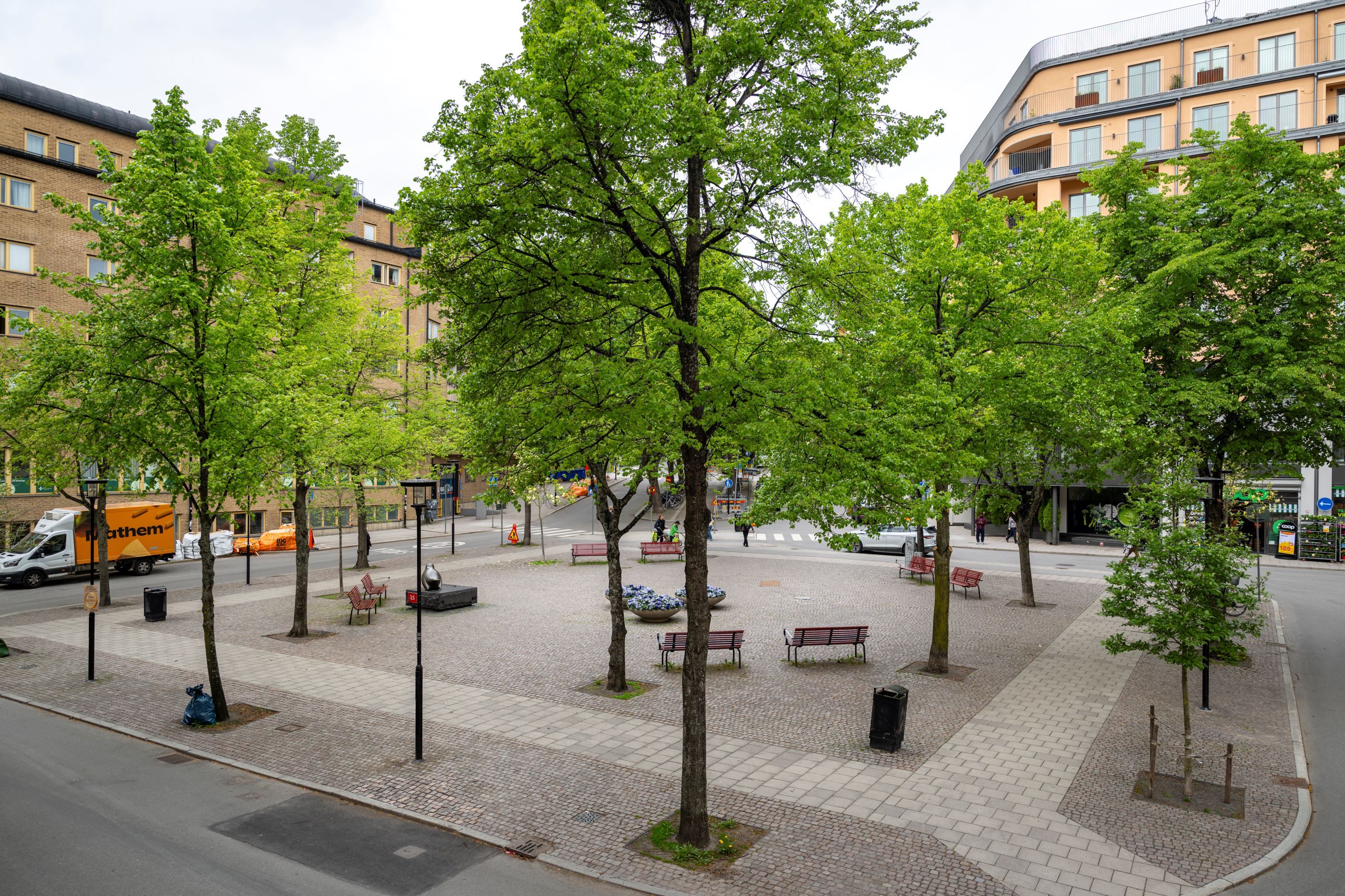 Fransk balkong i sovrum 1 med utsikt över torget