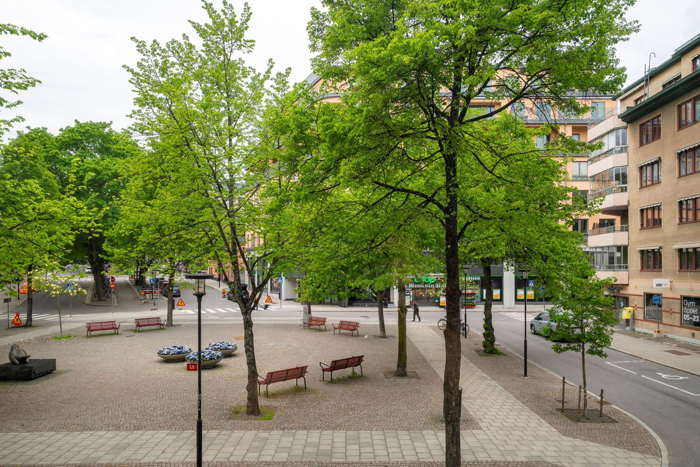 Utsikt över torget från burspråket i köket