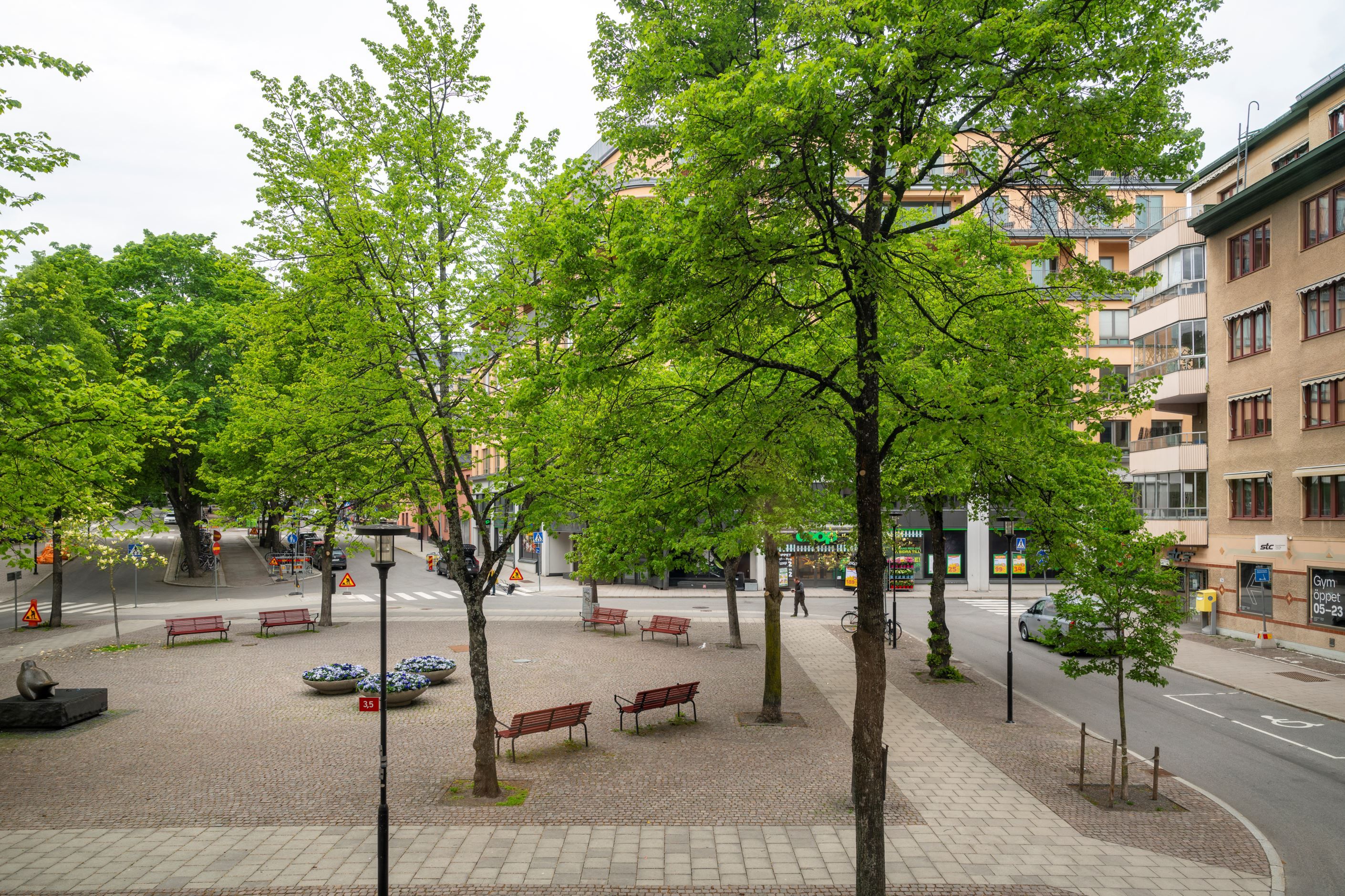 Utsikt över torget från burspråket i köket