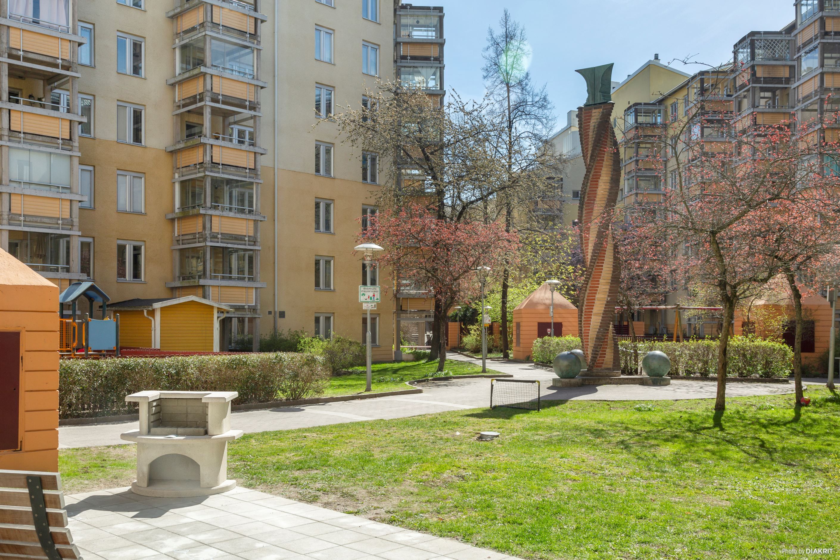Lekplats och grillplats på gården