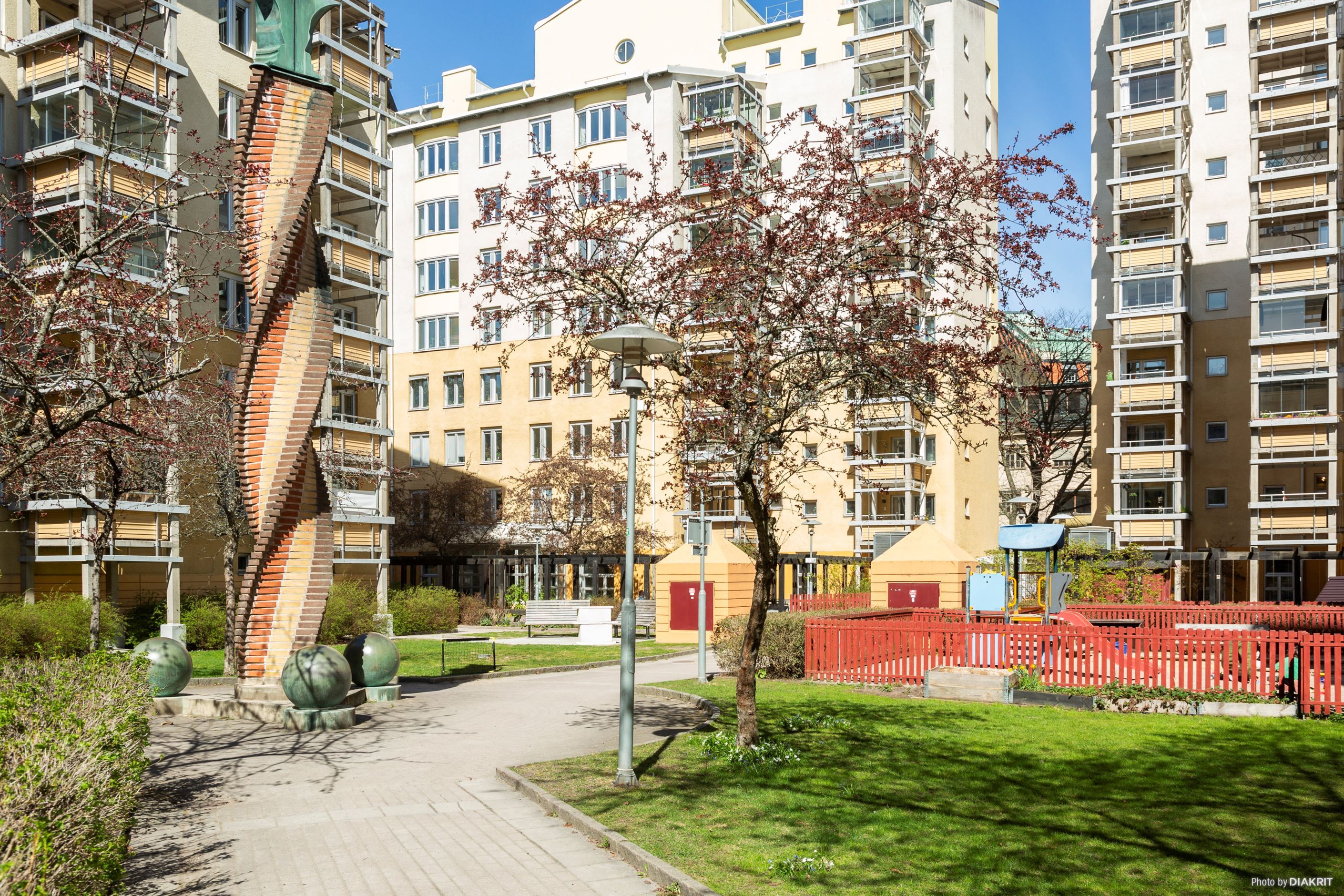 Lekplats och grillplats på gården