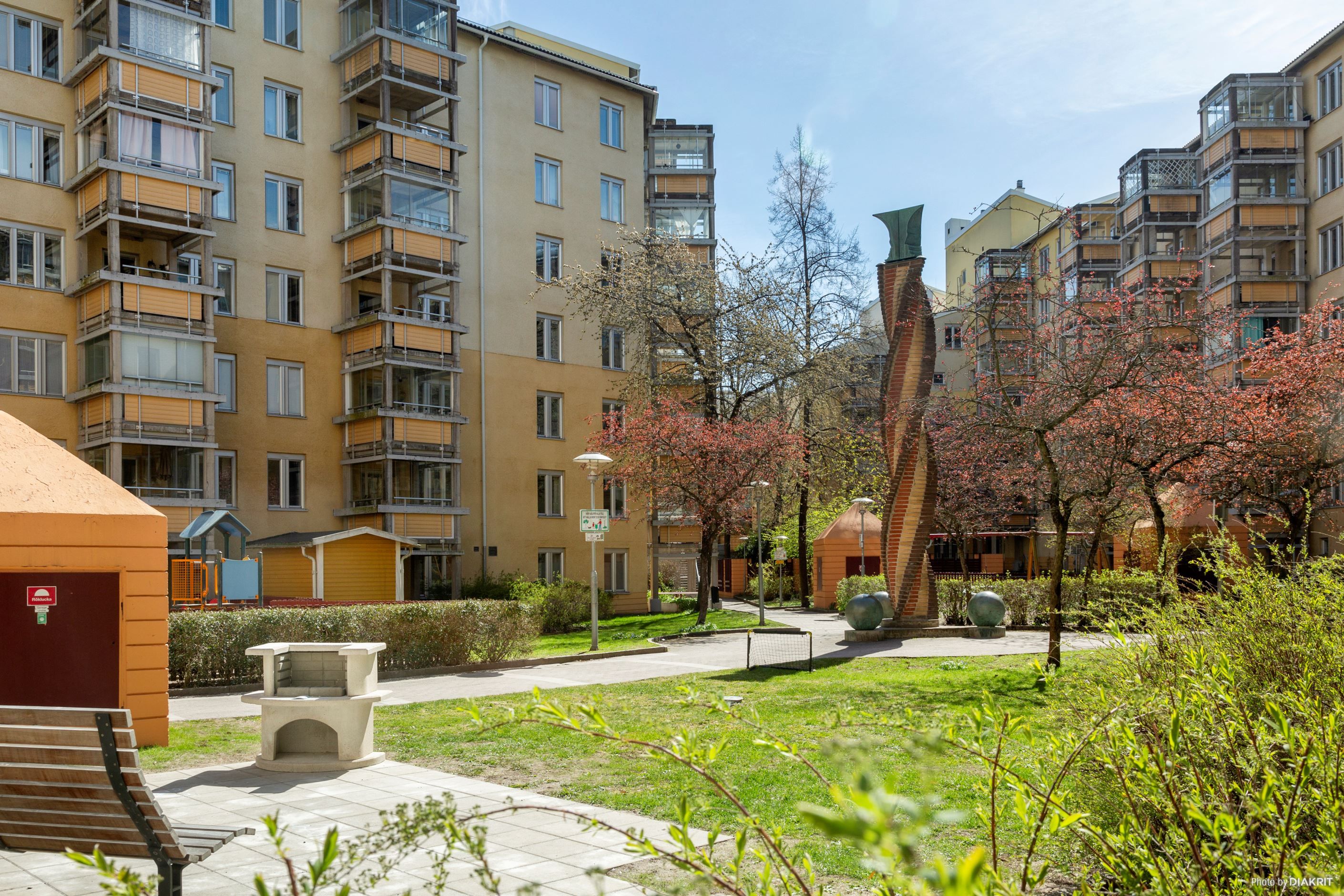 Lekplats och grillplats på gården