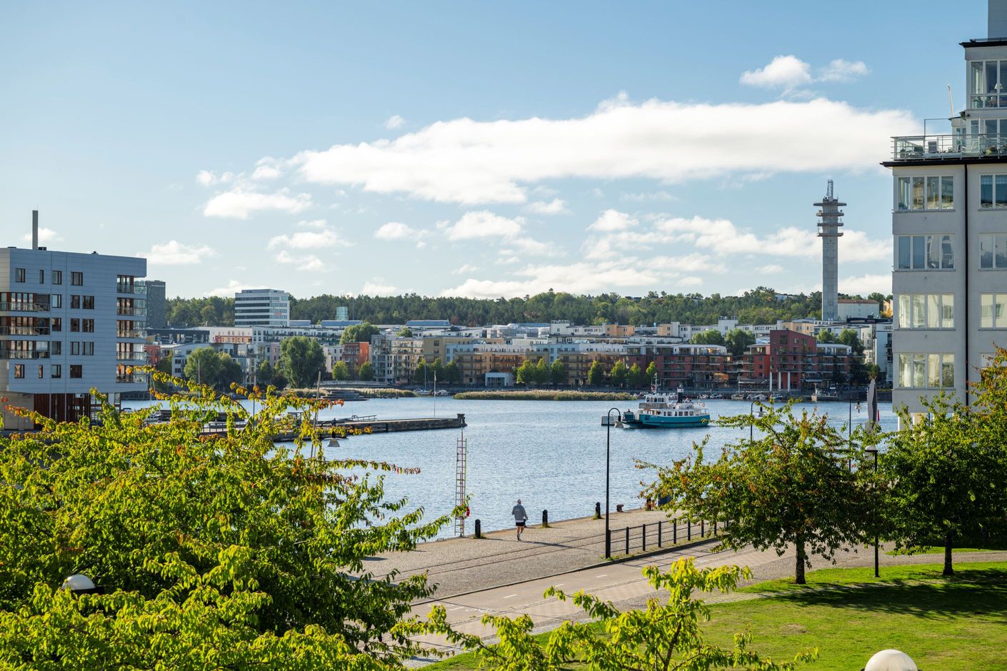 Panoramautsikt över vatten och grönska