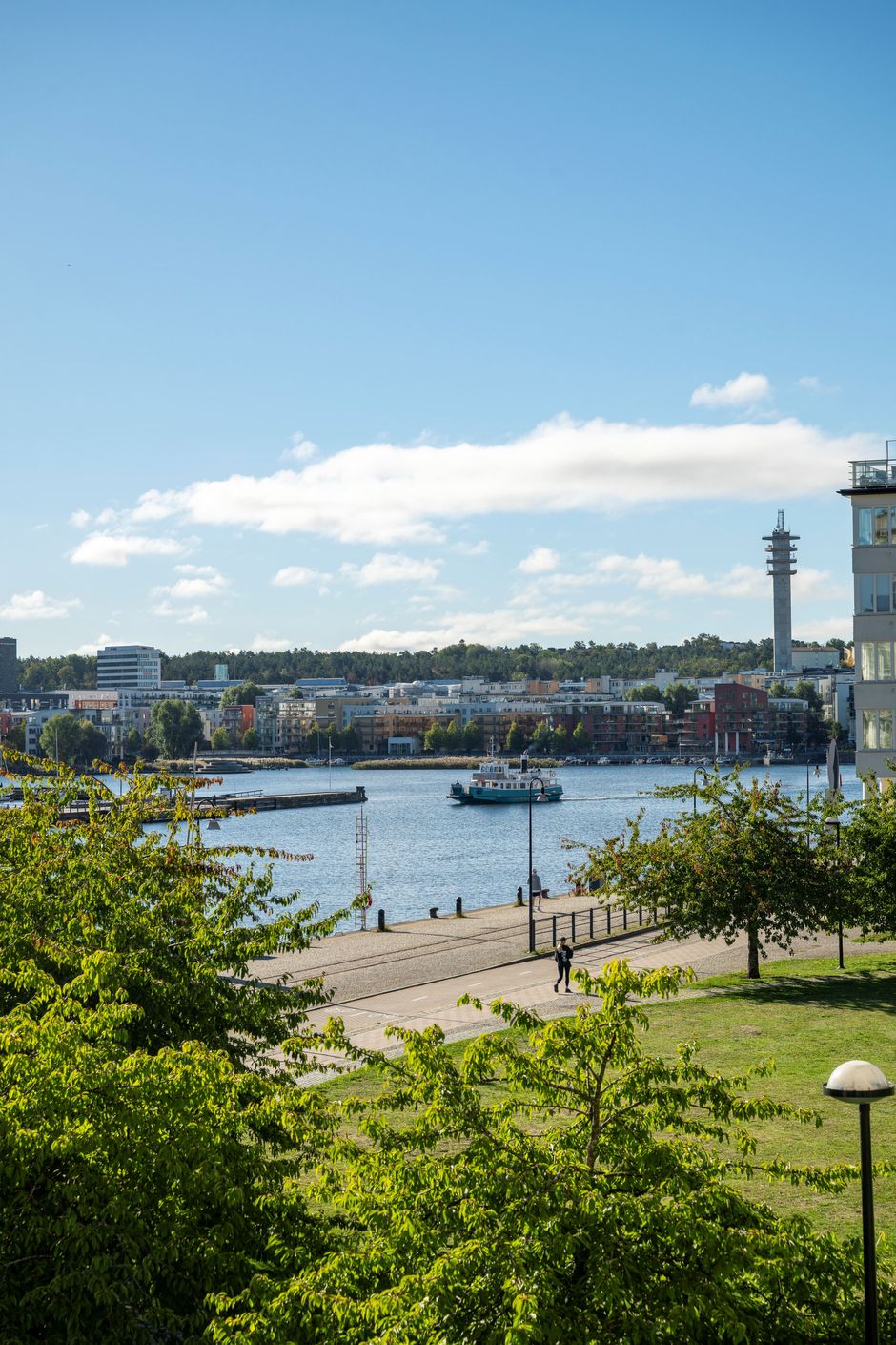 Panoramautsikt över vatten och grönska