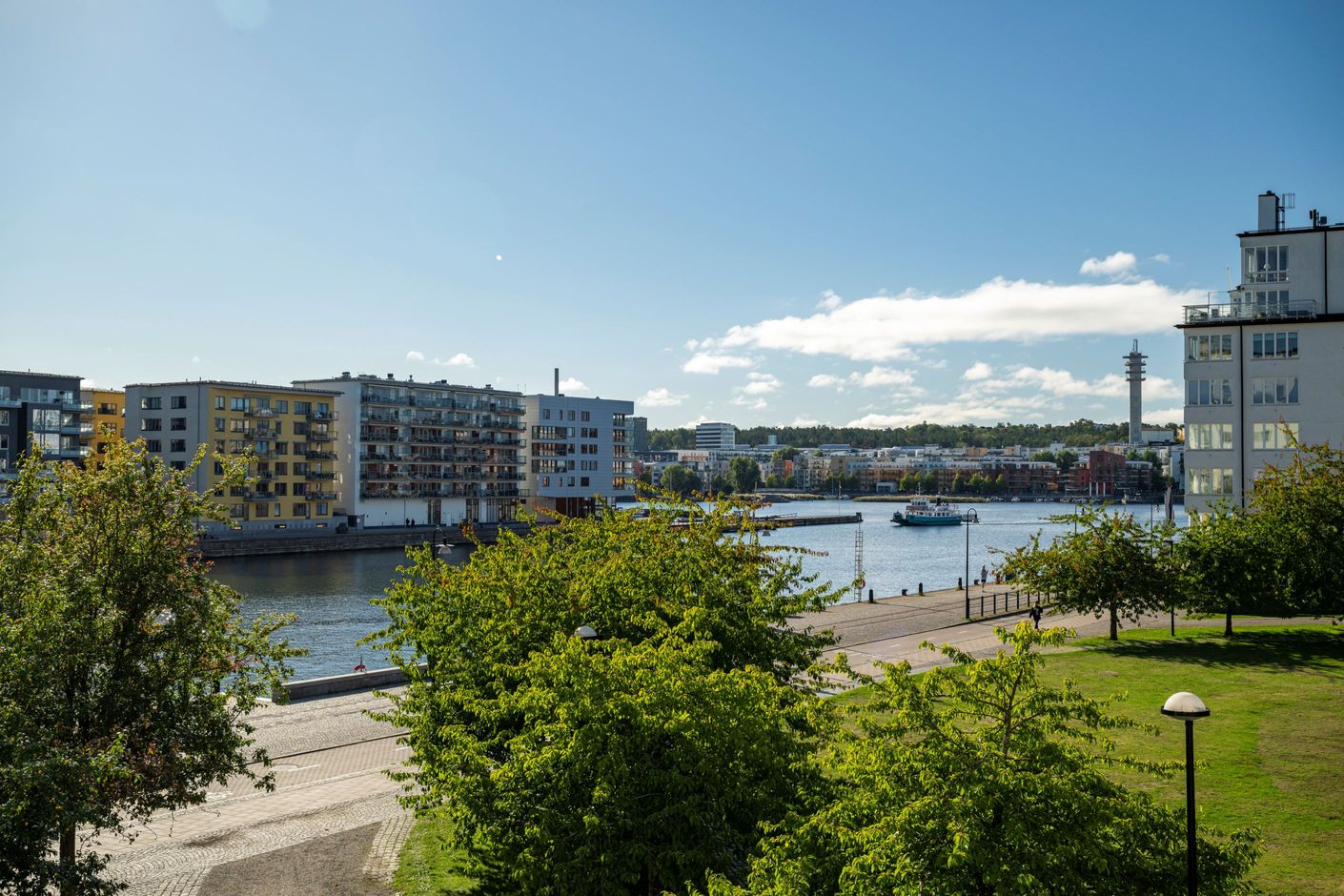 Panoramautsikt över vatten och grönska