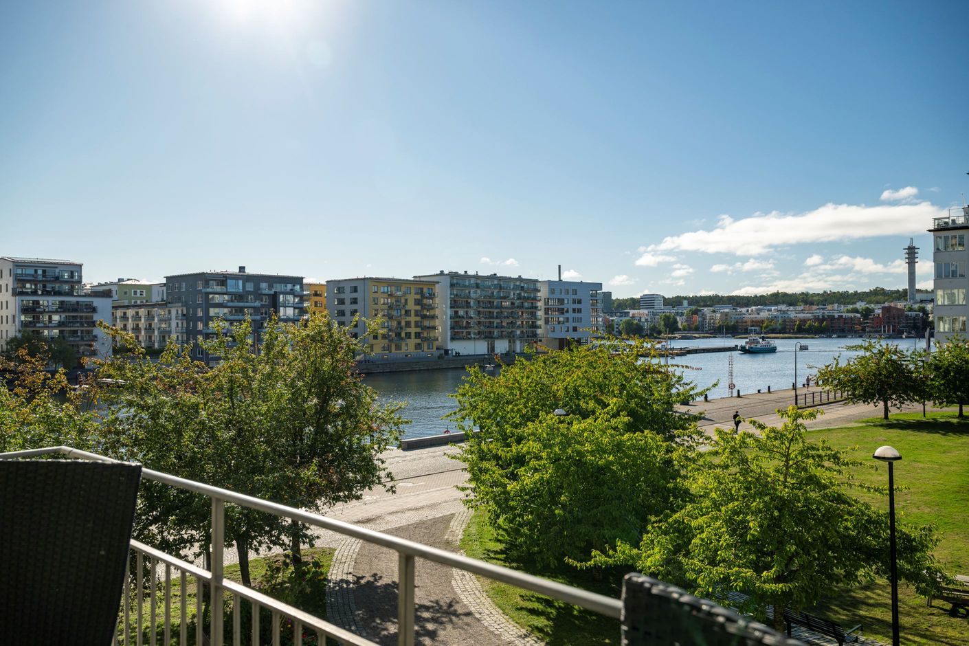 Panoramautsikt över vatten och grönska