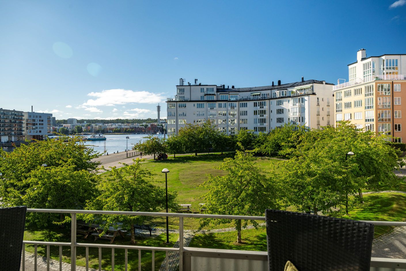 Panoramautsikt över vatten och grönska