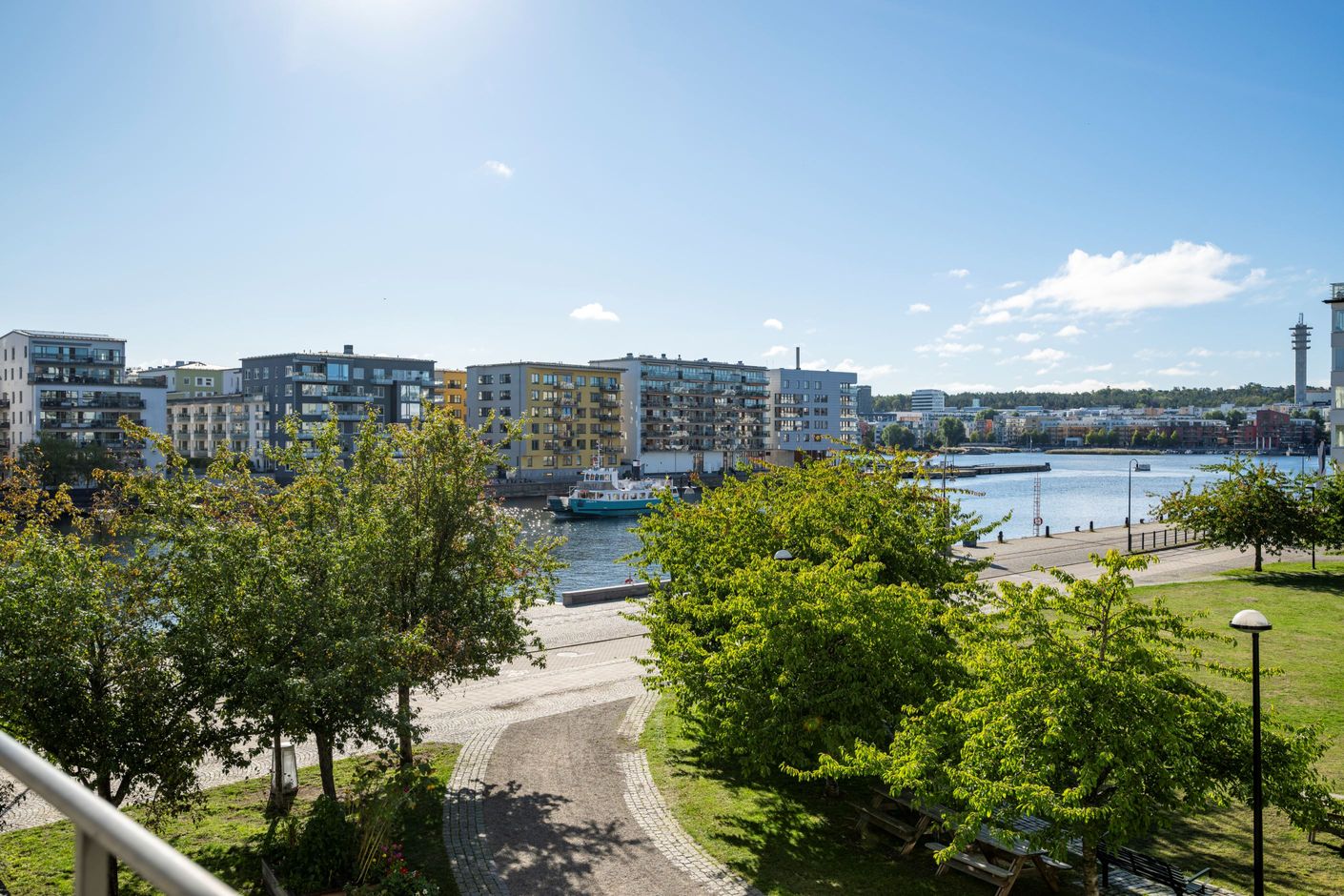 Panoramautsikt över vatten och grönska