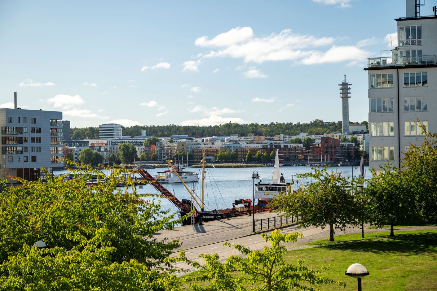Panoramautsikt över vatten och grönska