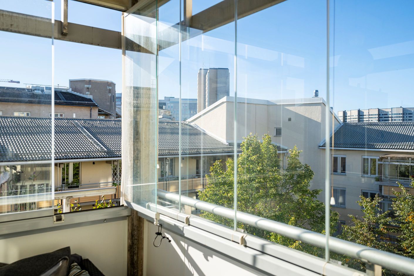 Utsikt över taken från balkongen