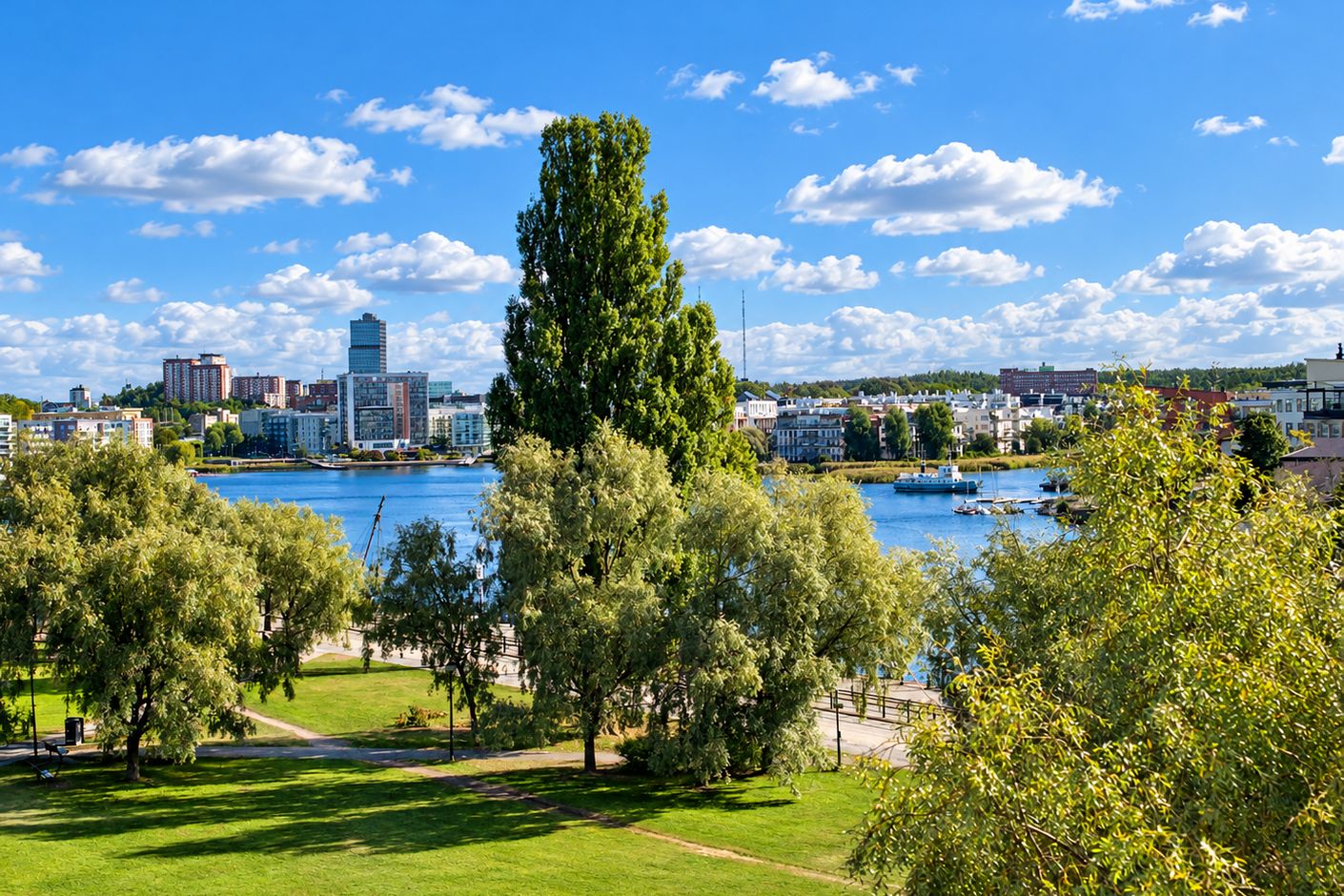 Solig utsikt över grönska och vatten