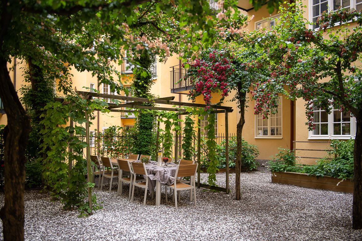 Föreningens mysiga innergård som nås enkelt från lägenheten via trapphuset