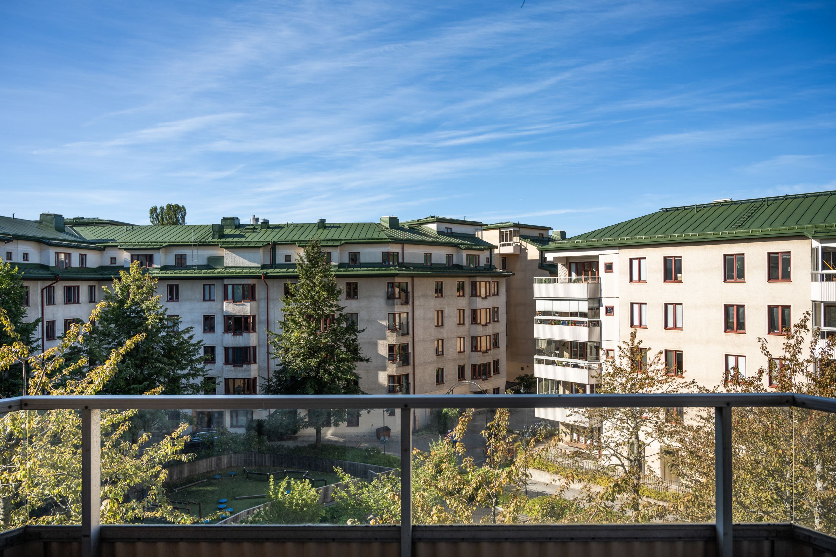 Solig balkong mot gården