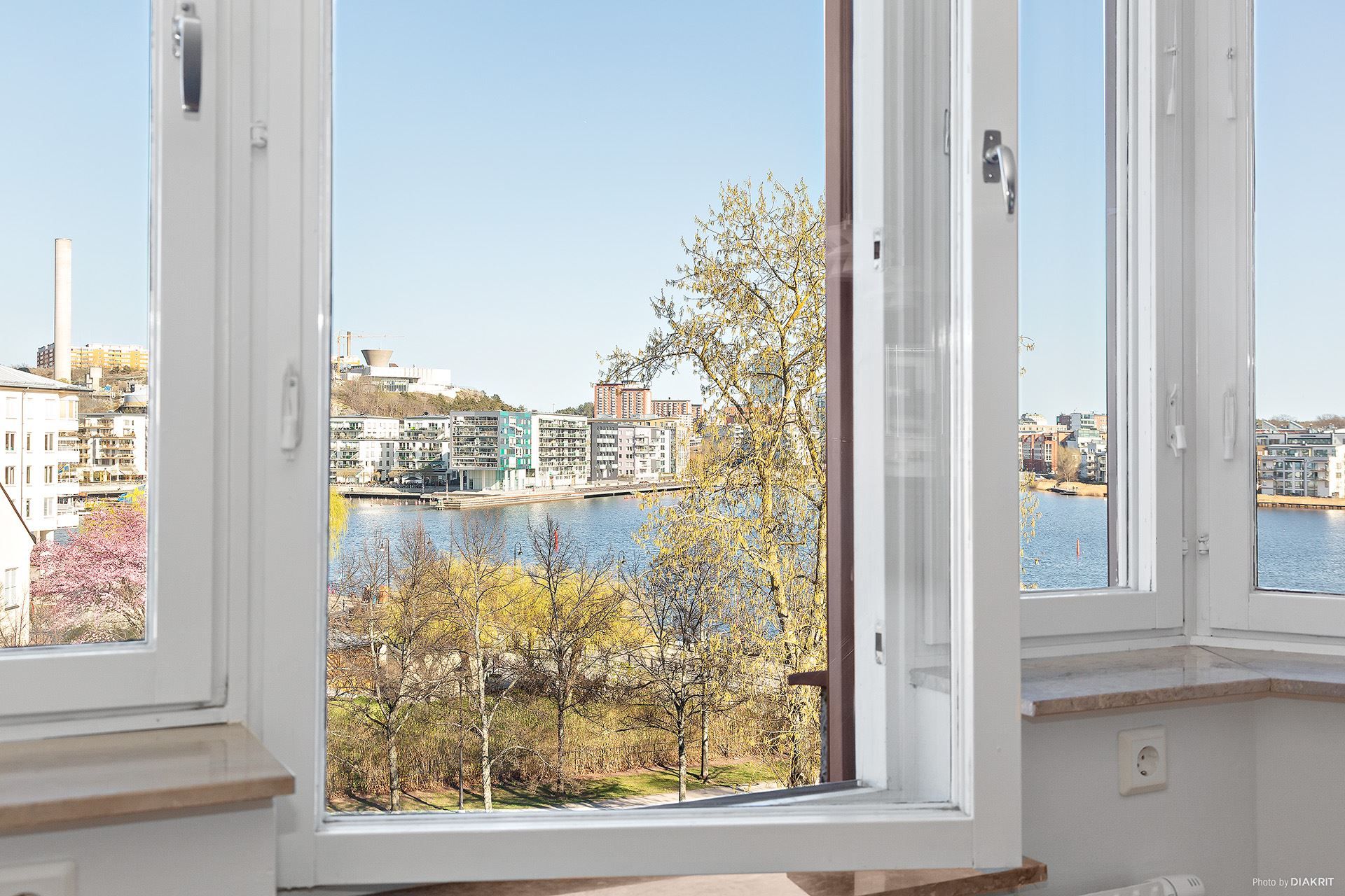 Magisk sjöutsikt från matplatsen i köket