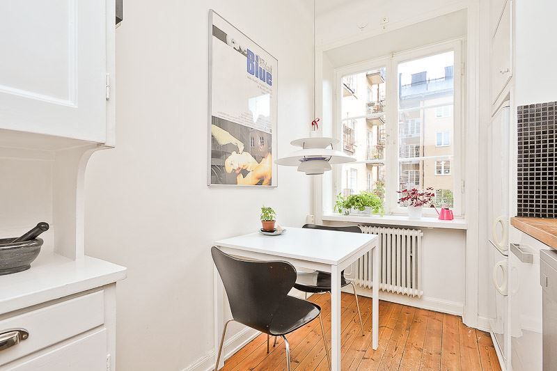 Kök med matplats invid fönstret