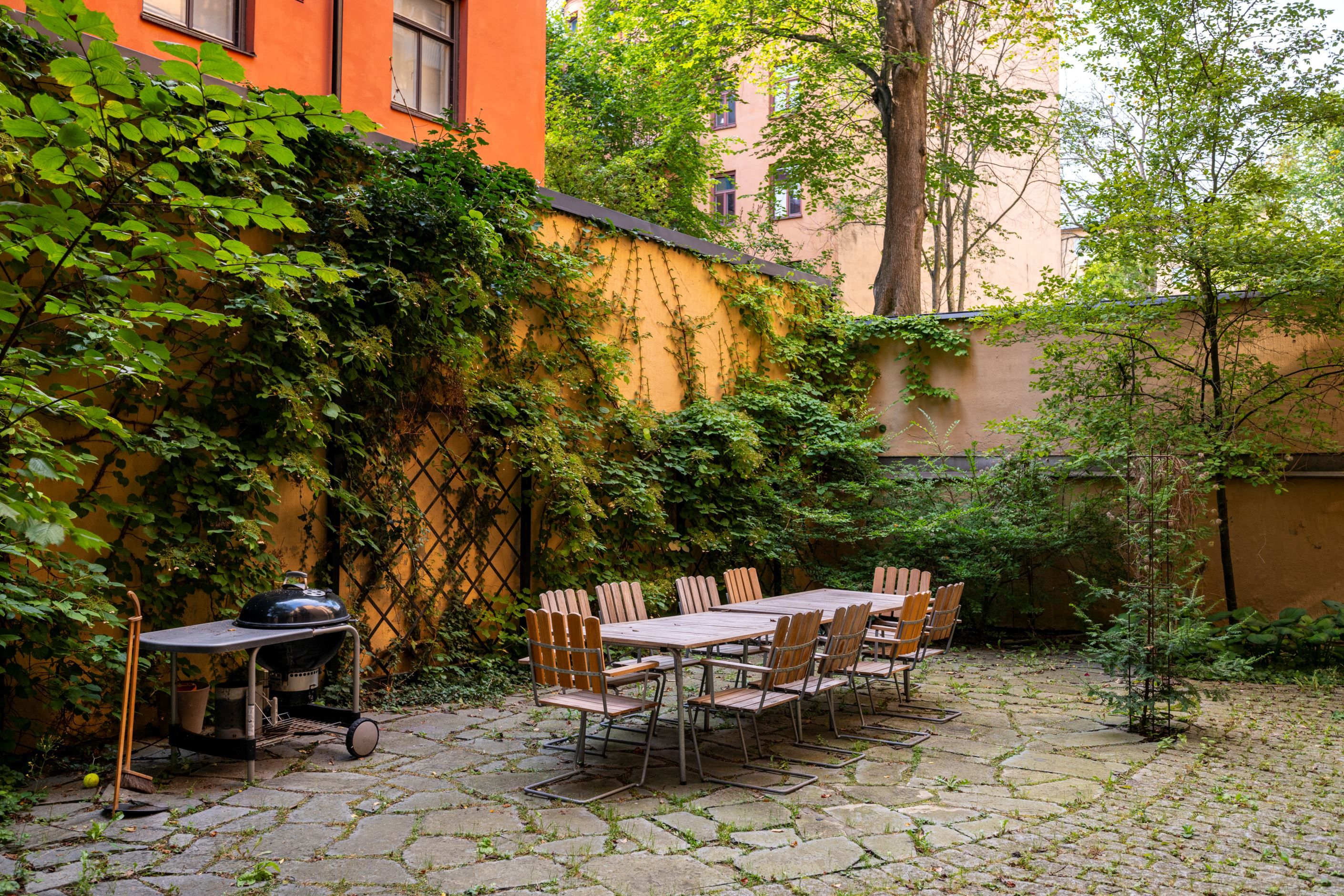 Föreningens lummiga innergård med sittgrupp och grill