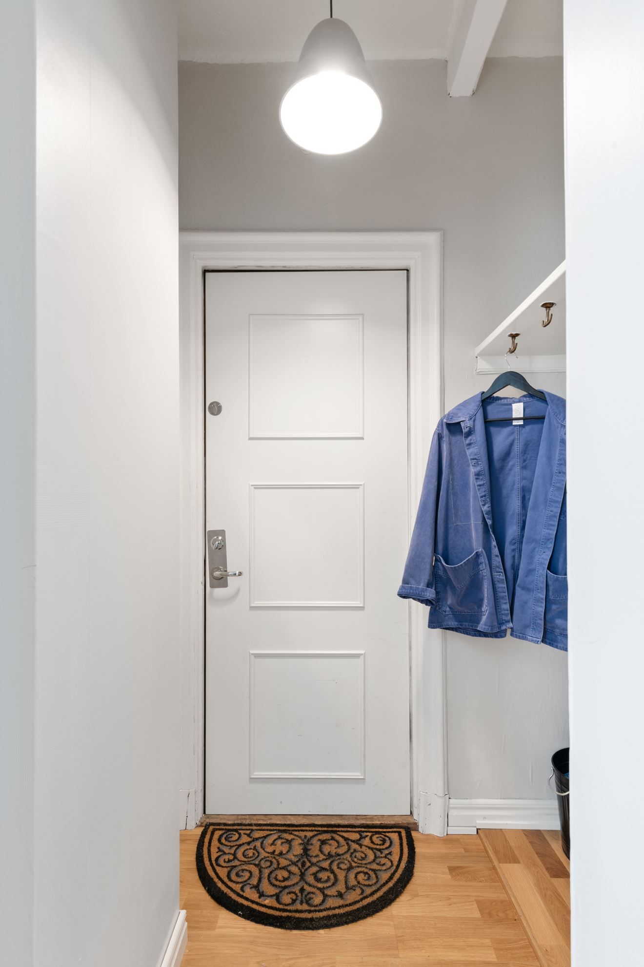 Entrédörr mot köket med plats för avhängning