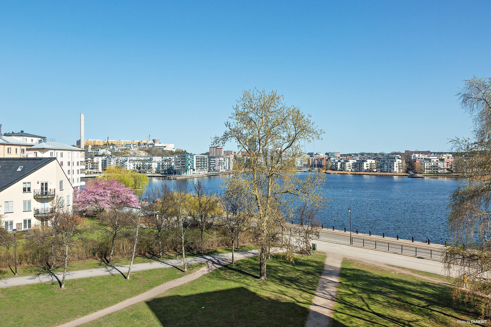 Glittrande vatten och grönskande park i blickfånget