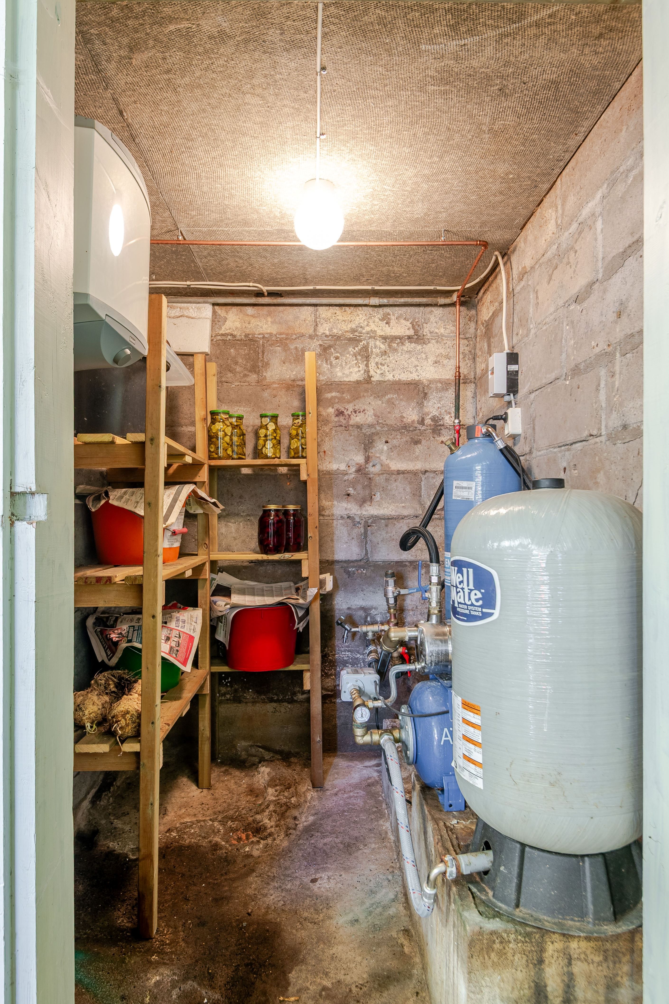 Gäststuga-källare (pump)