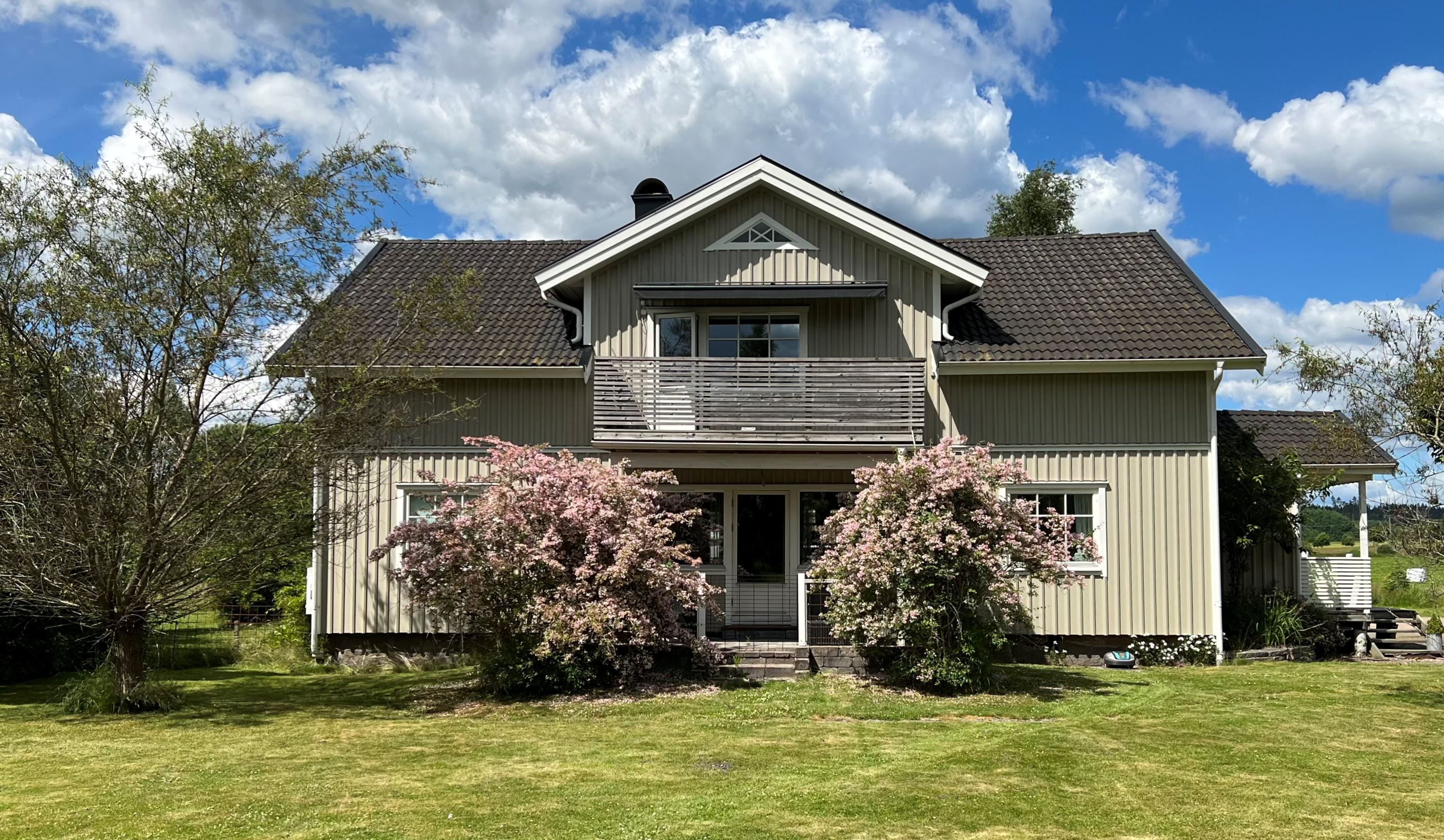 Vy från trädgården sommartid