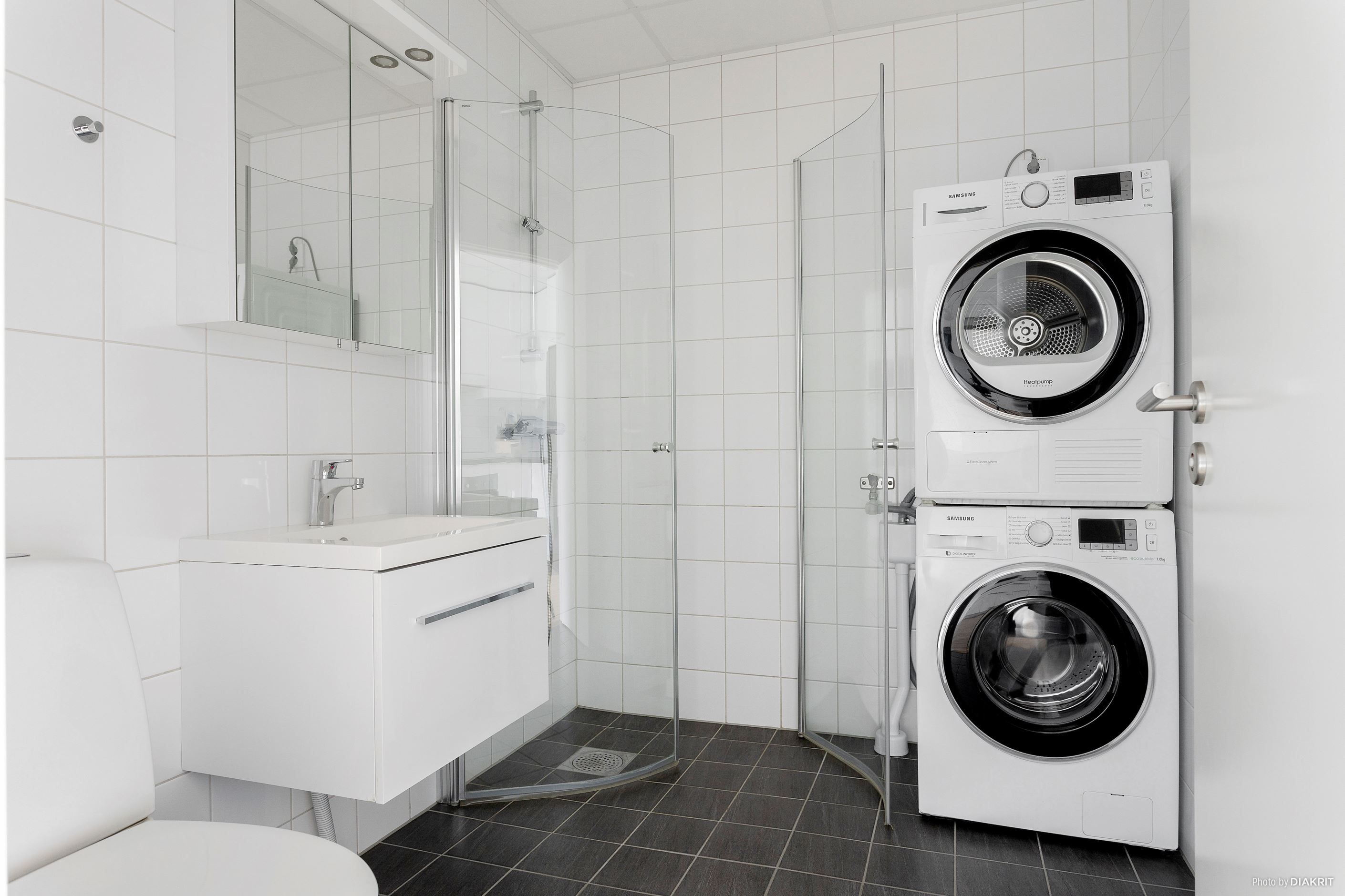 Moderna badrum med tvättpelare i varje lokal