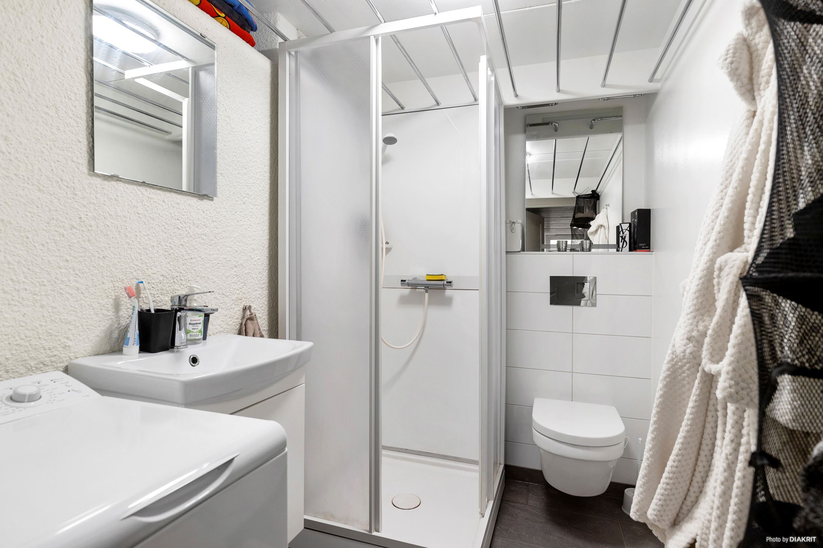 Badrum med tvättmaskin