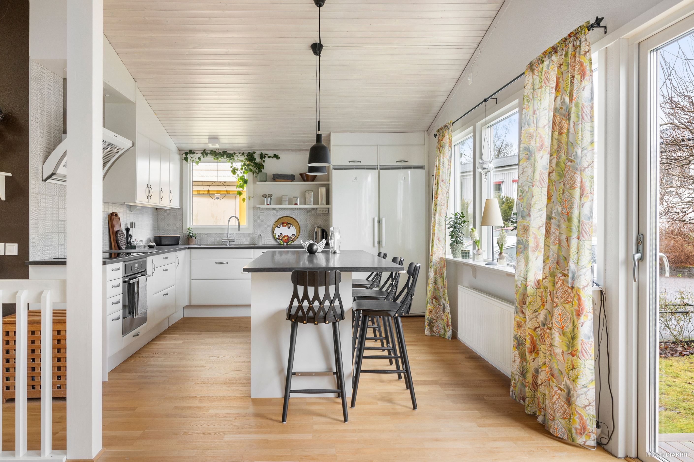 Köksö med bra arbetsyta och matplats