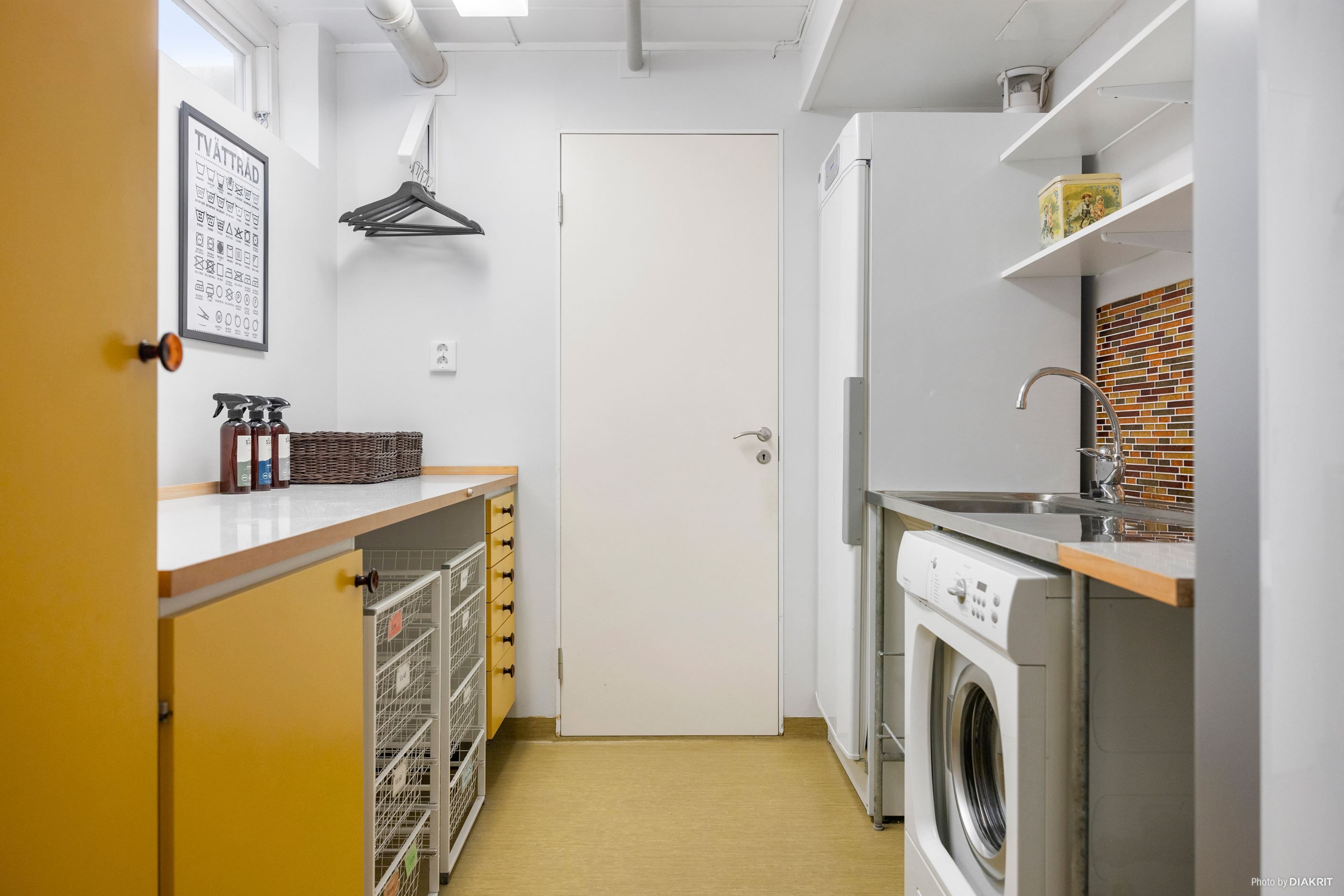 Tvättstuga samt förråd innanför