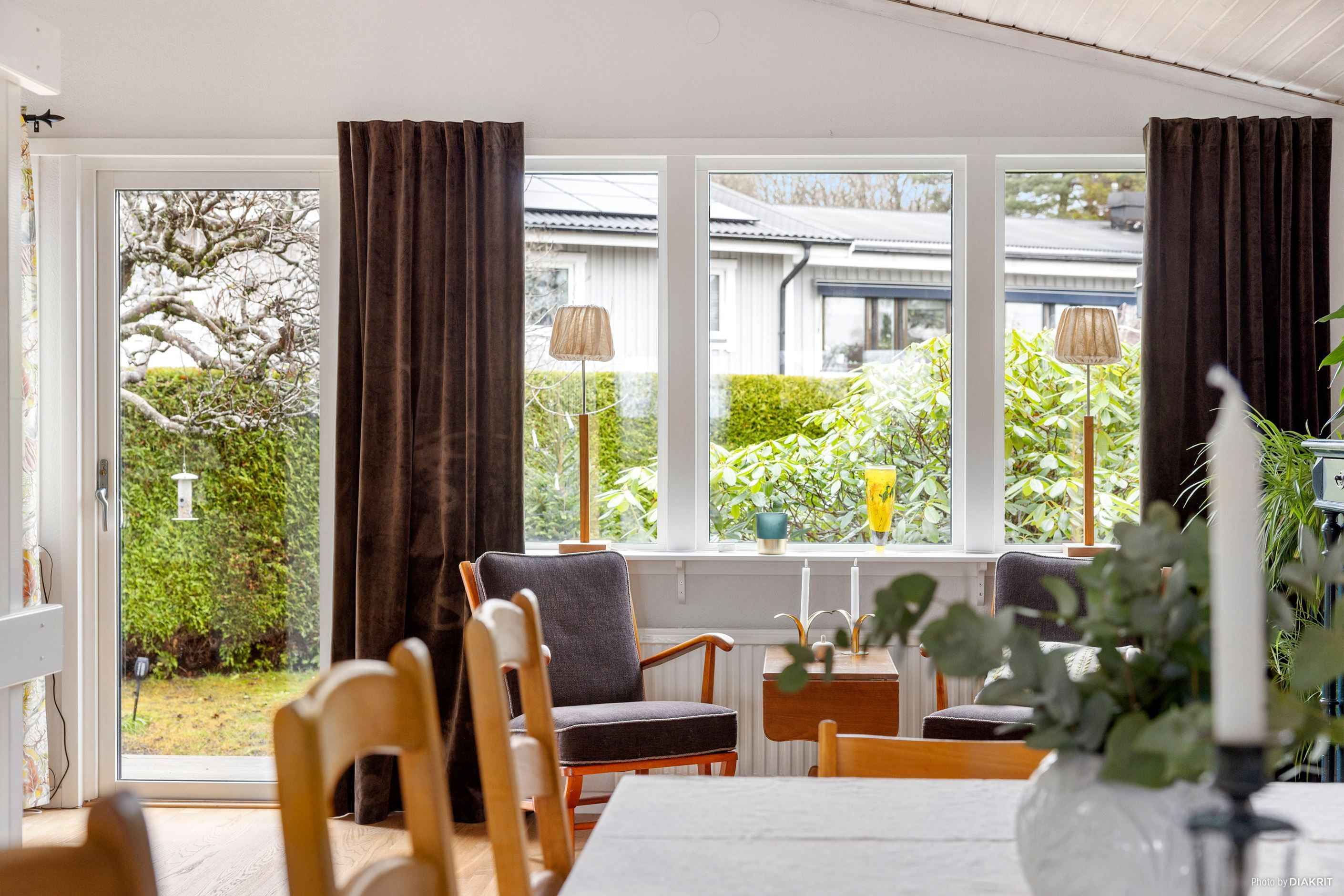 Matsal med utgång till trädgården på framsidan