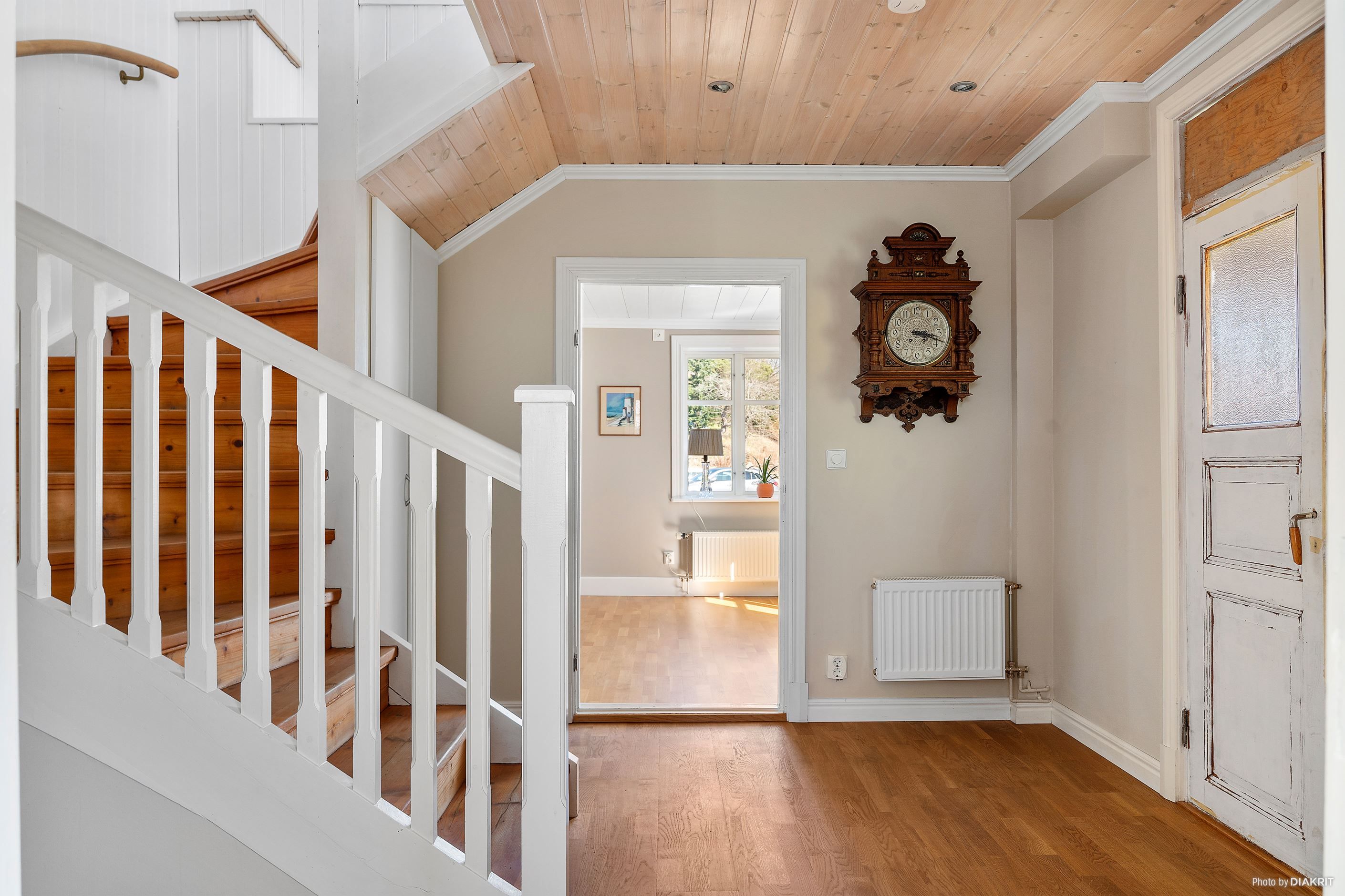 Hall från punchverada och trappa till öp