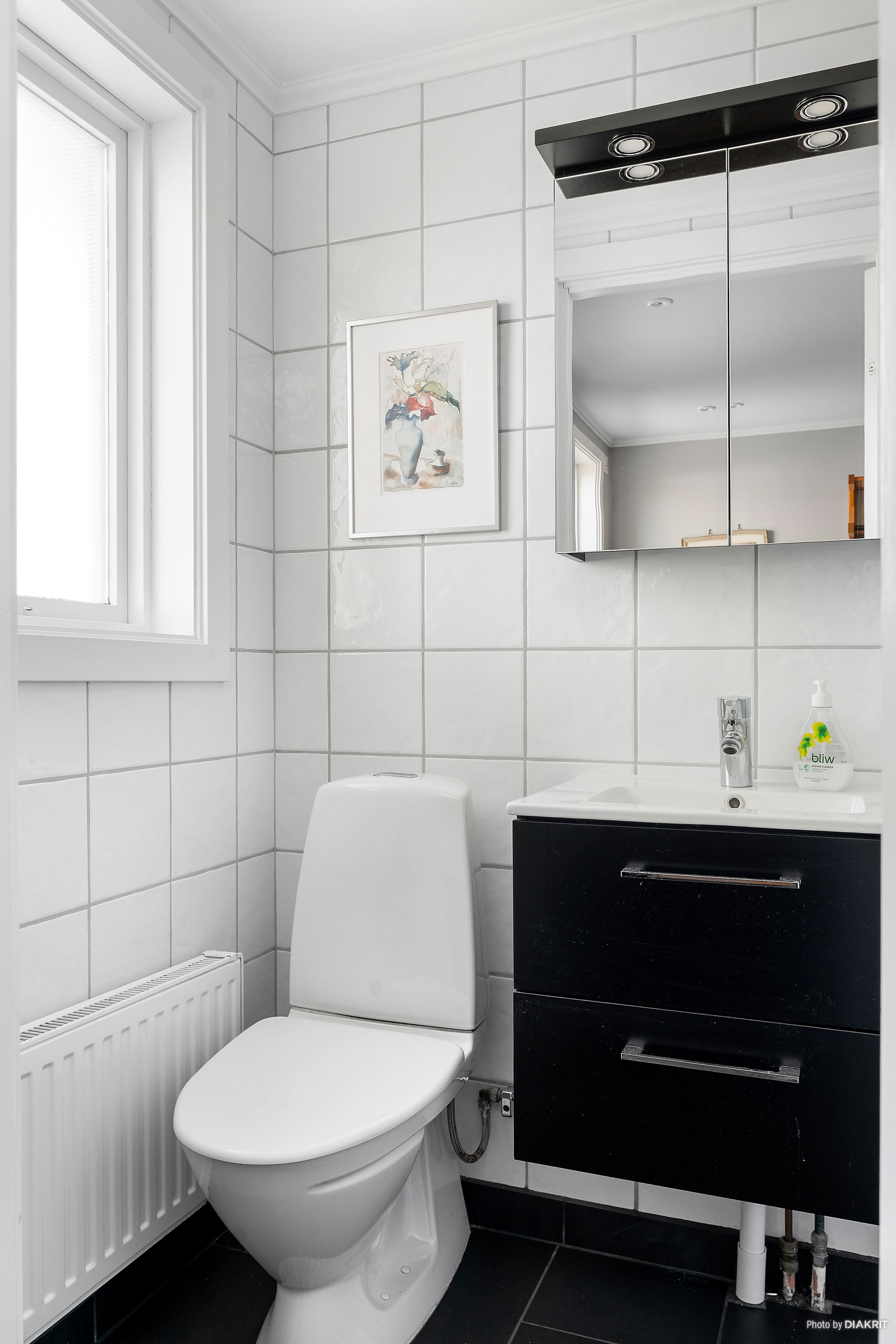 Badrum med duschhörna och wc