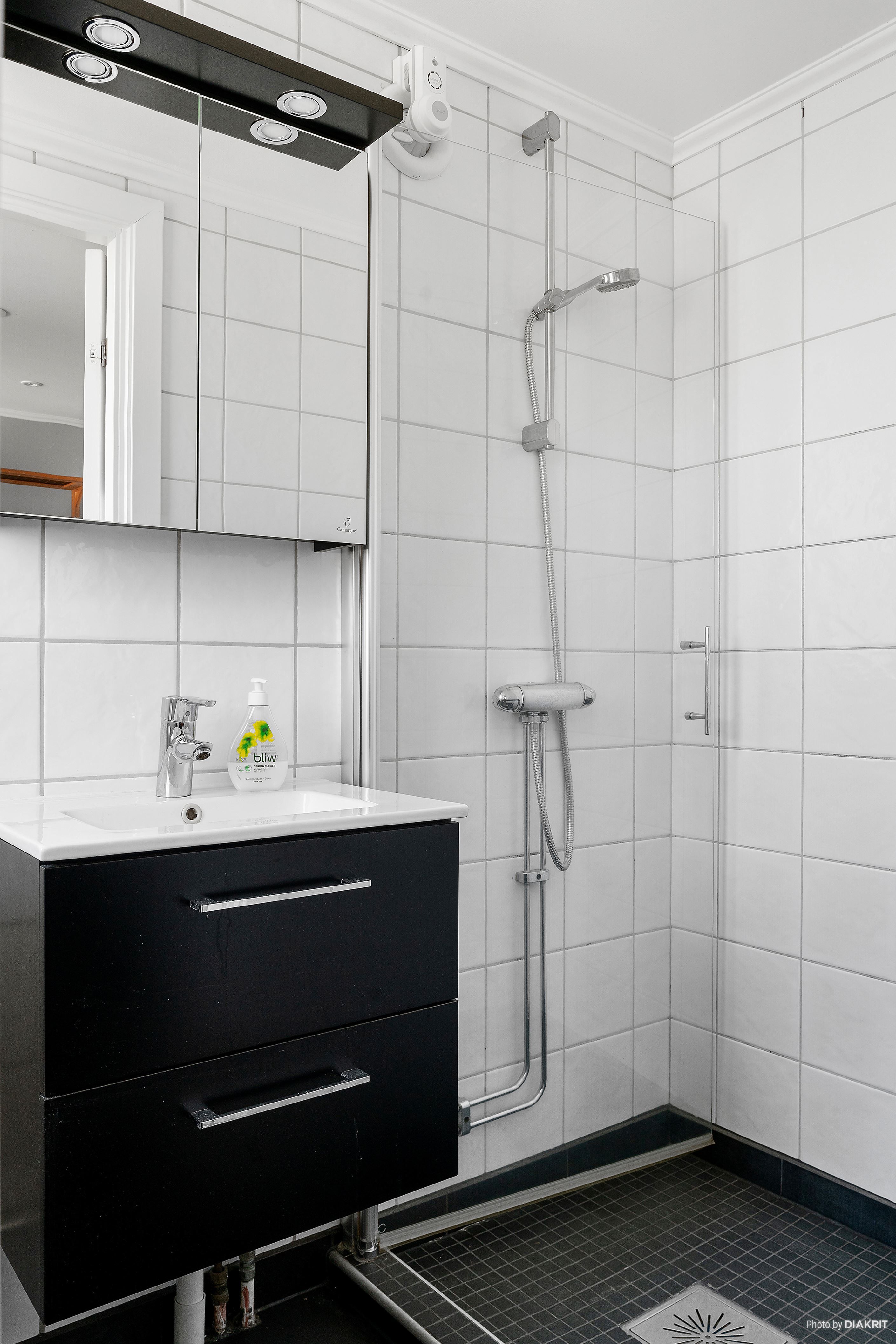 Badrum med duschhörna och wc