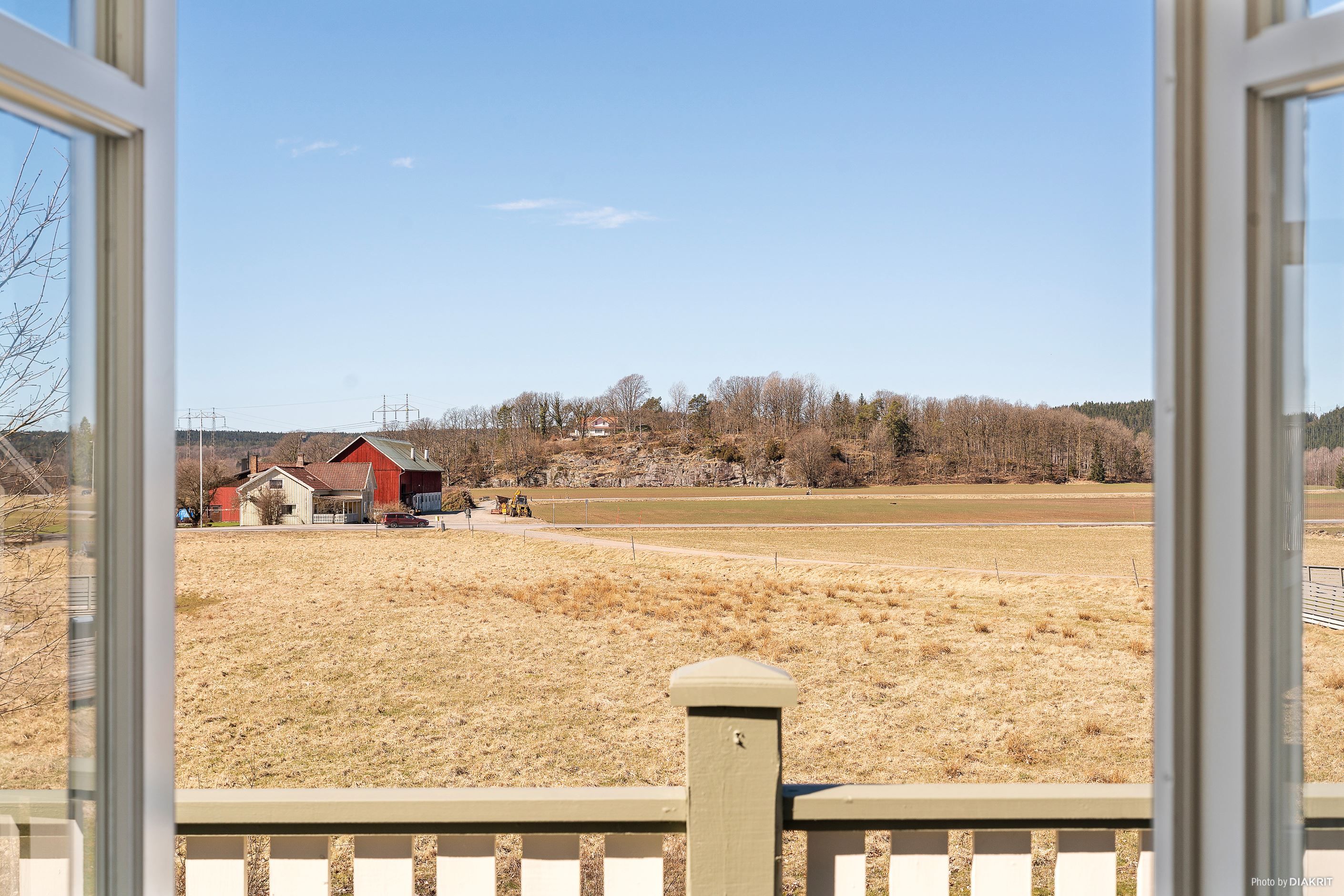 Utsikt fån vardagsrum och altan