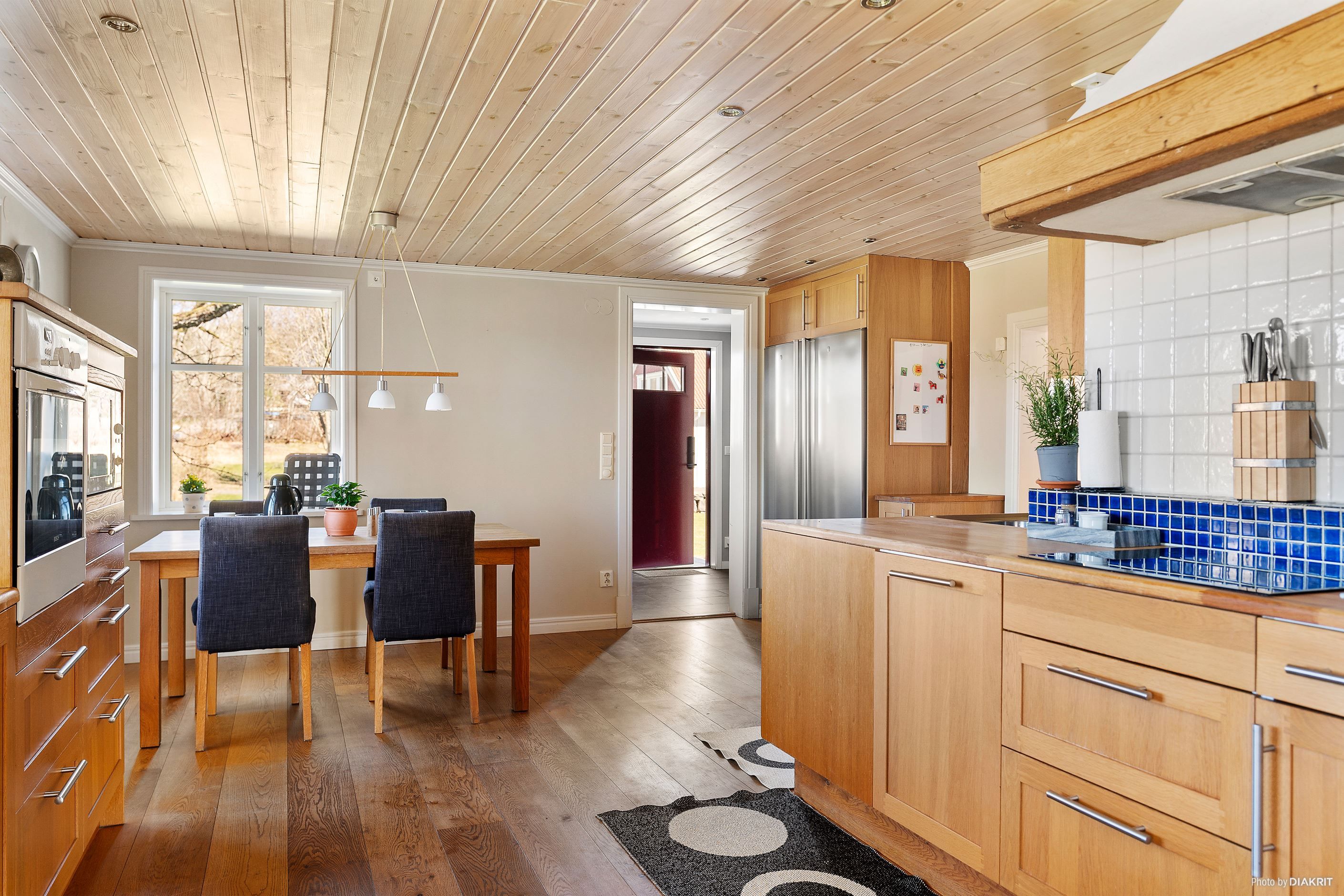 Vy från kök mot hall