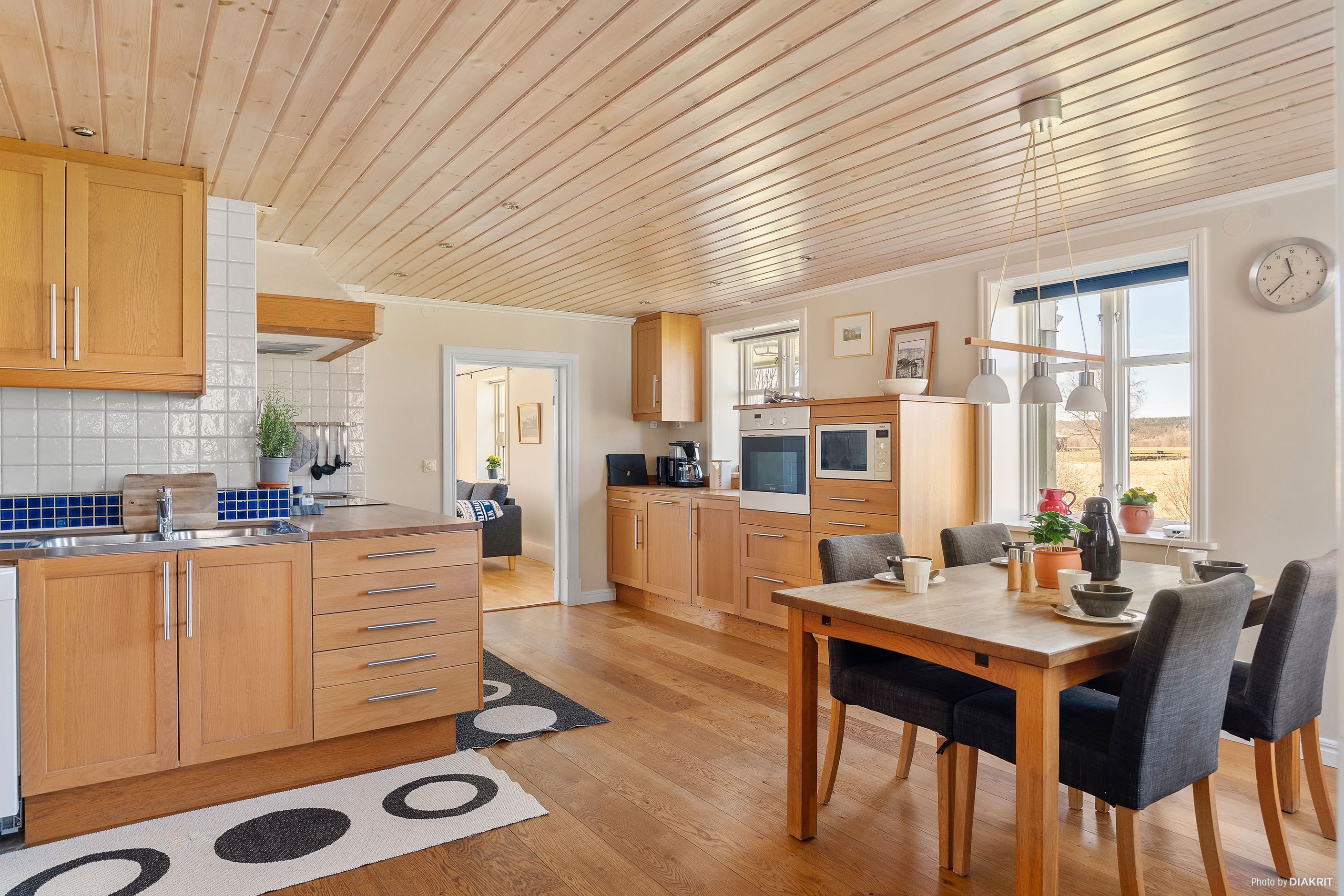 Vy från hall över kök