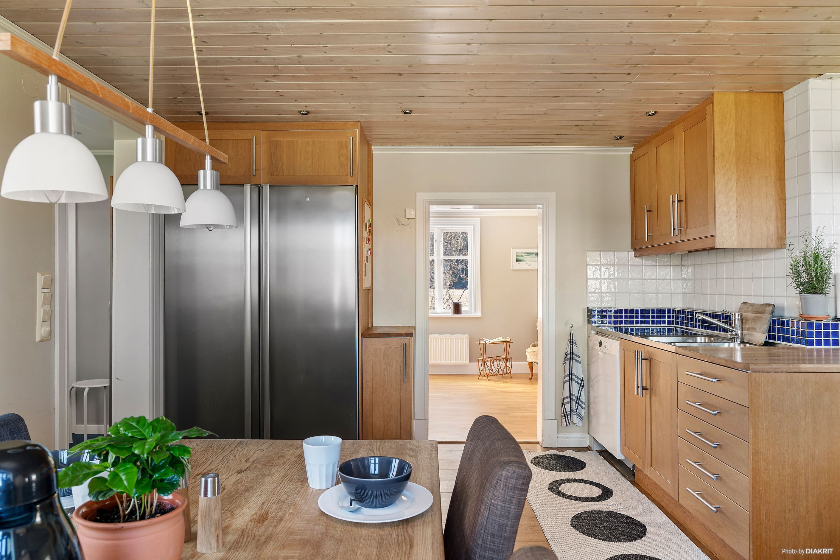 Vy från kök mot biblioteket intill