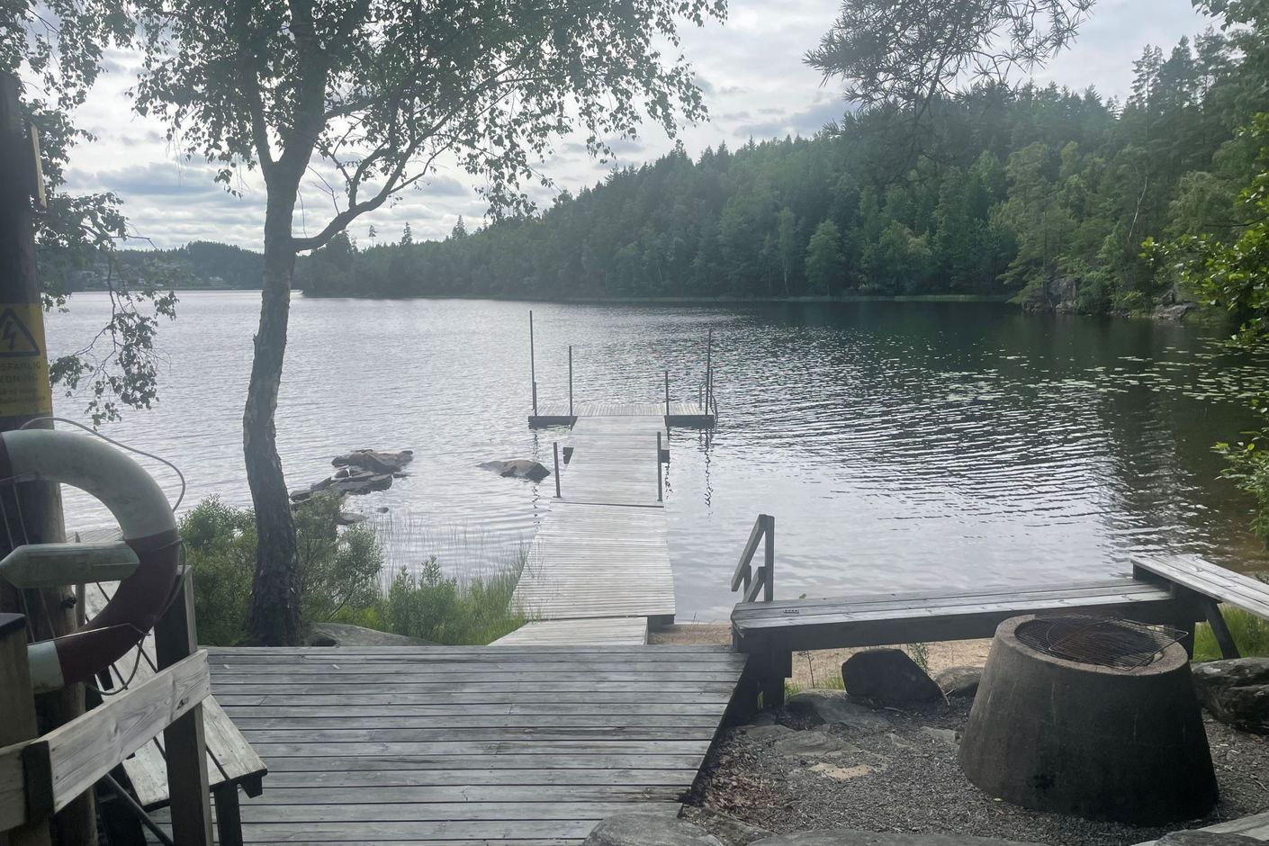 Badbrygga med grillplats