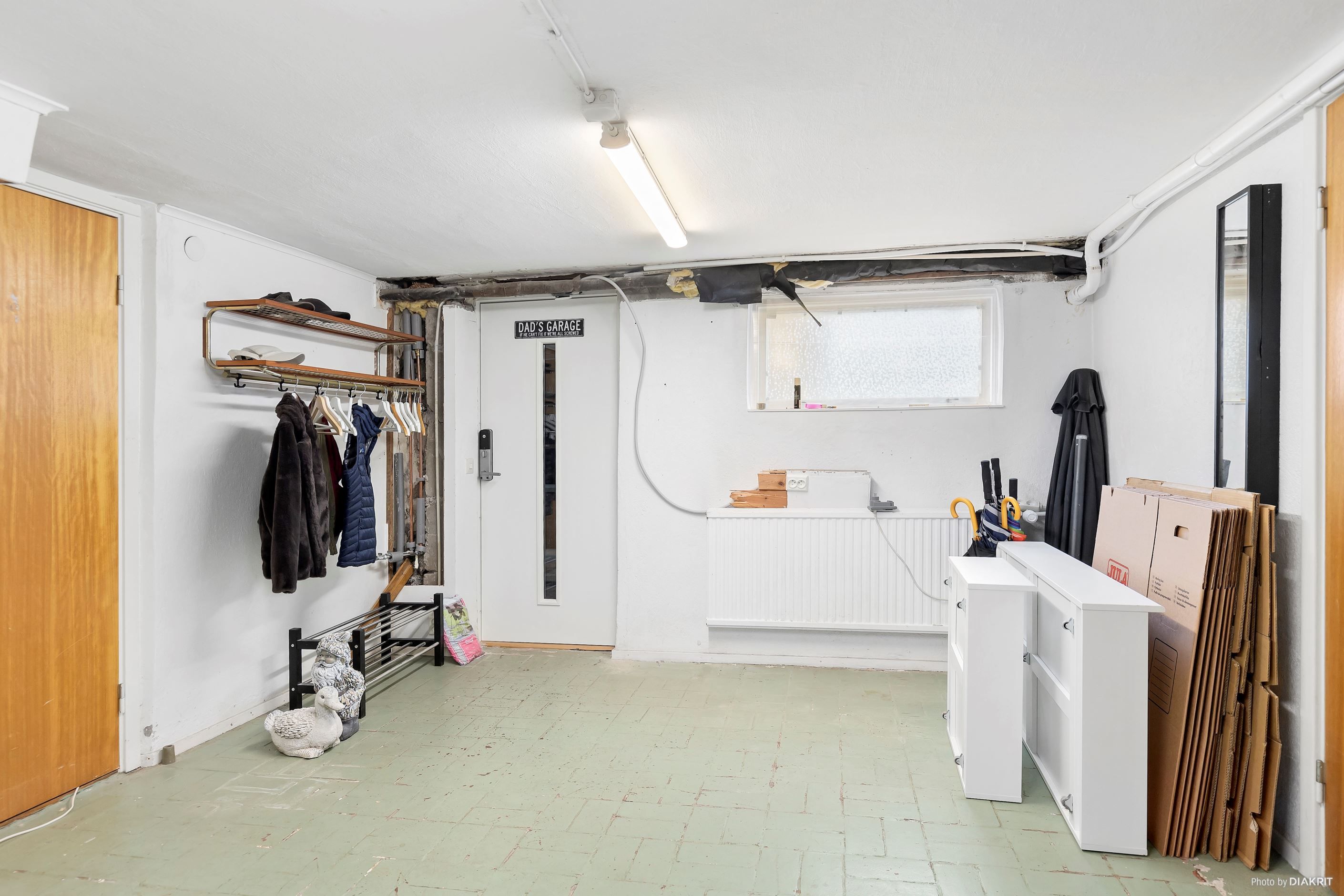 Allrum med utgång till garage