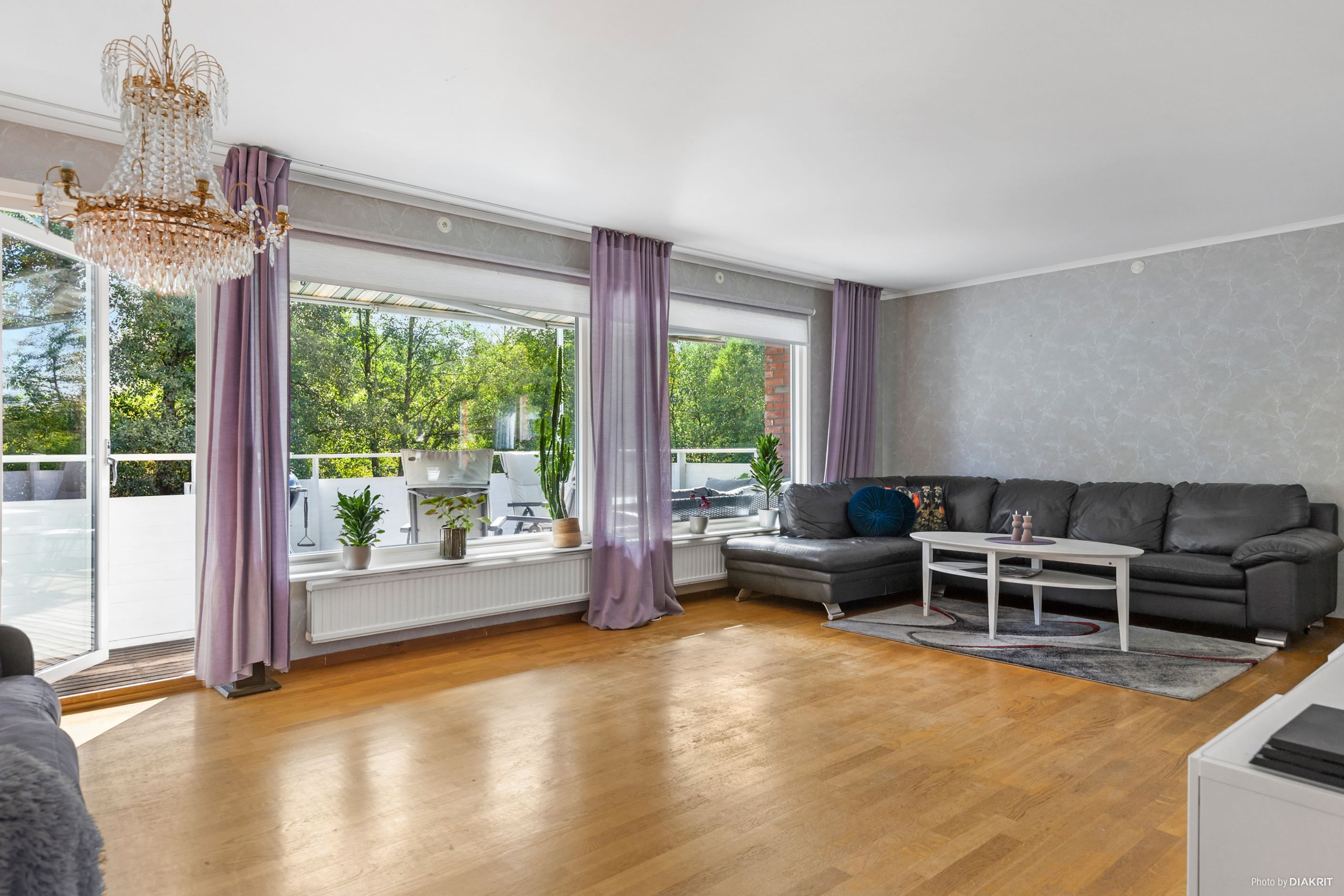 Vardagsrum med utgång till balkong