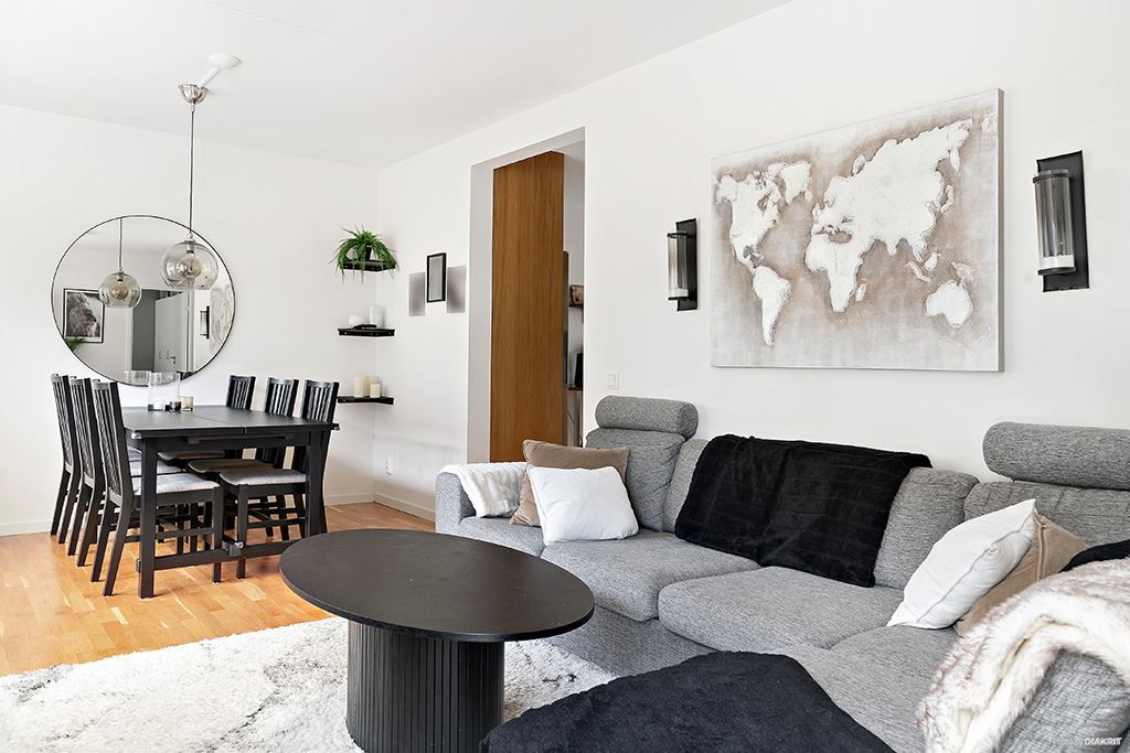 Ljust och fint vardagsrum med plats för matsalsbord