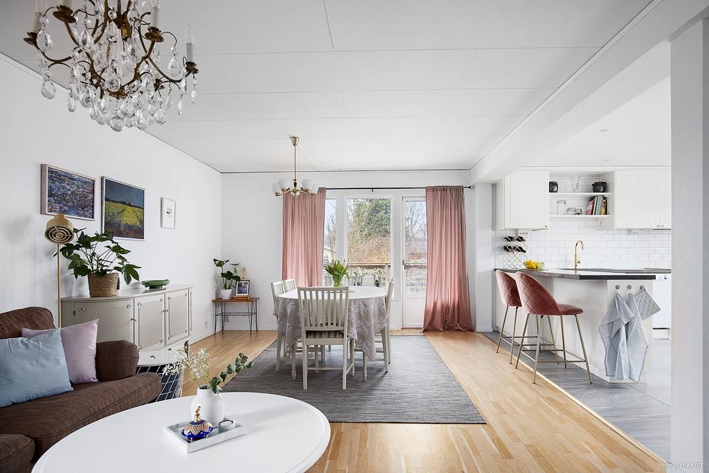Öppen planlösning mellan kök och vardagsrum