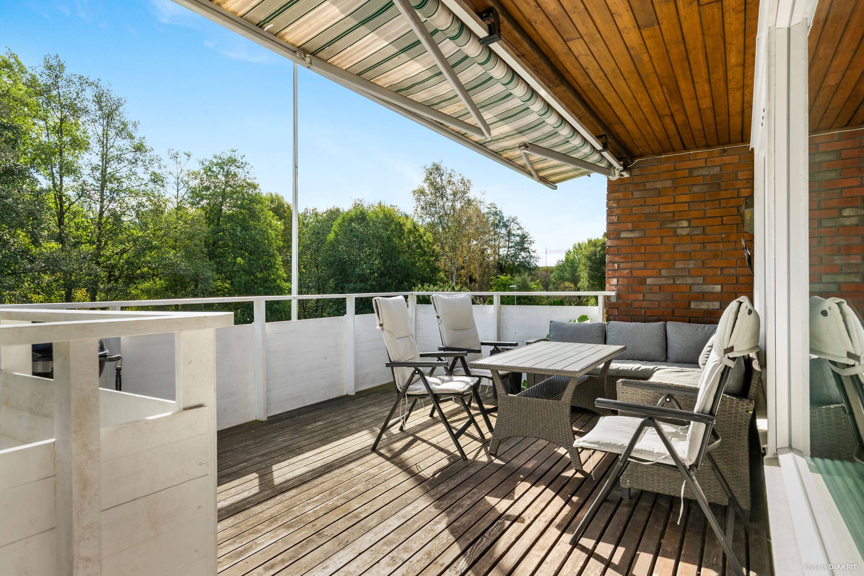 Balkong med plats för en utegrupp