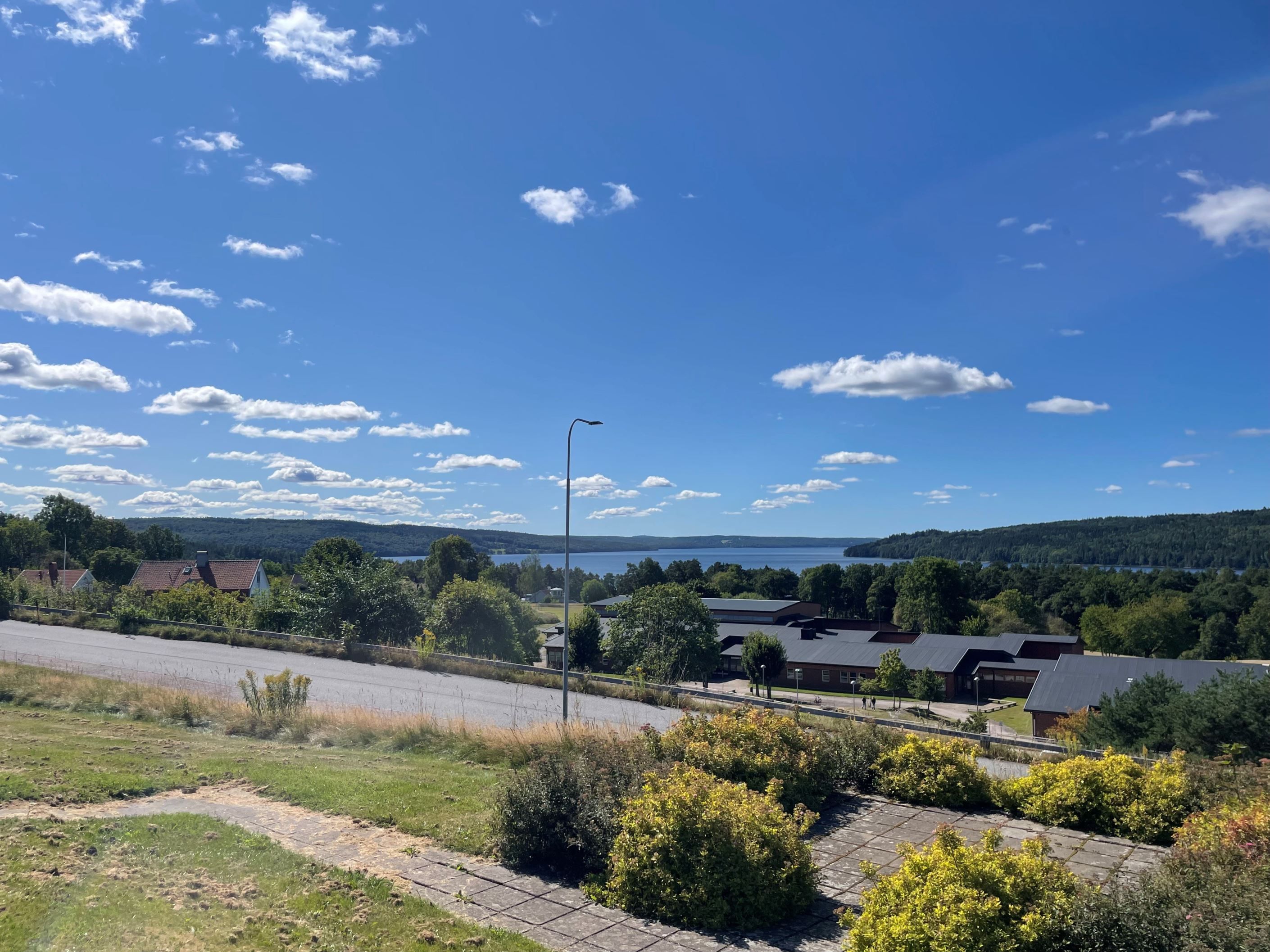 Vy från samhället över skola